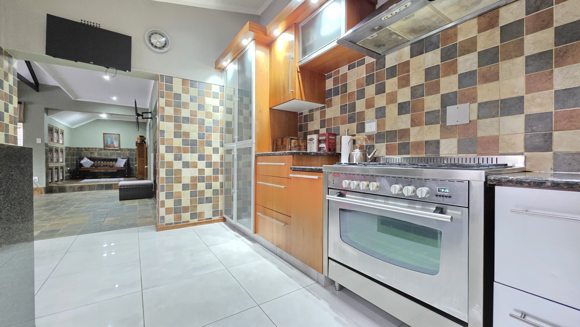 GAS STOVE WITH EXTRACTOR FAN