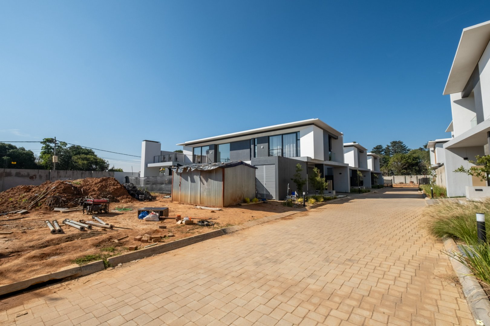 Luxury Cluster in Exclusive Boomed Road
