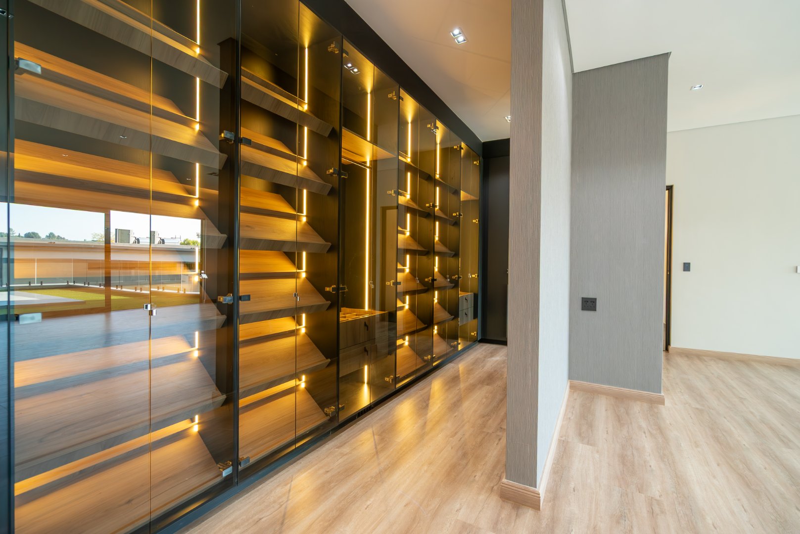 Choose Your Finishes: 670 m² Villa Behind a Double Boom in Sandhurst