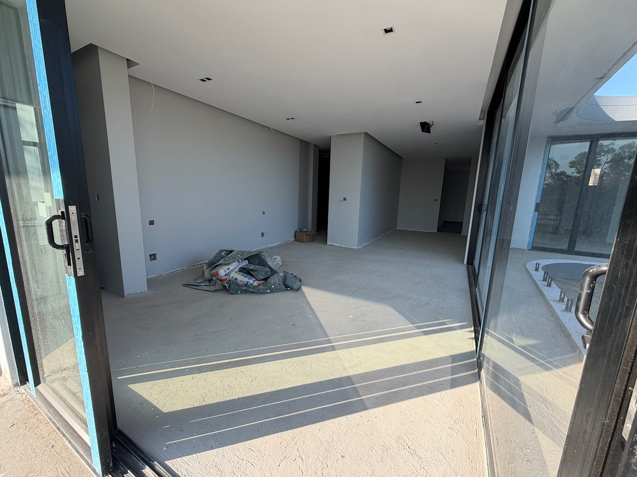 Move In for Christmas: 760 m² Villa Behind a Double Boom in Sandhurst