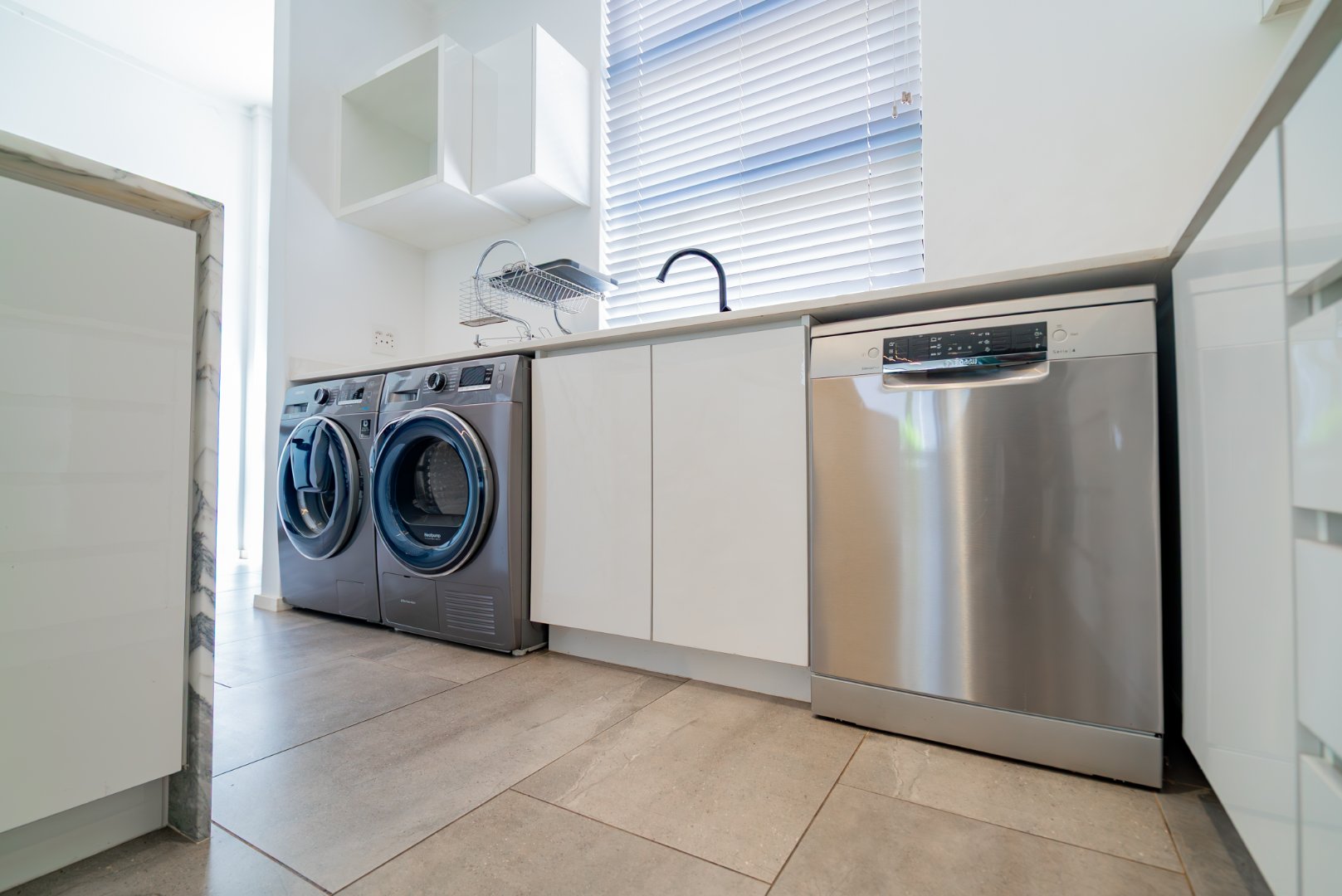 Modern 3 Bed Hyde Park Townhouse with Solar, PJ Lounge & Double Garage