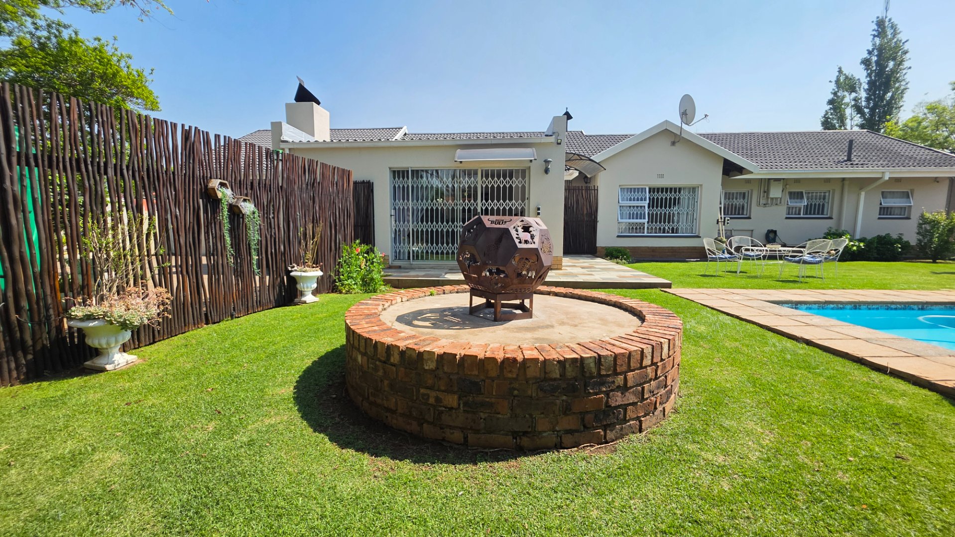 EXQUISITE LIVING WITH  STYLE,COMFORT ENOUGH  FAMILY LIVING SPACE AND A WORKSHOP OPTION
