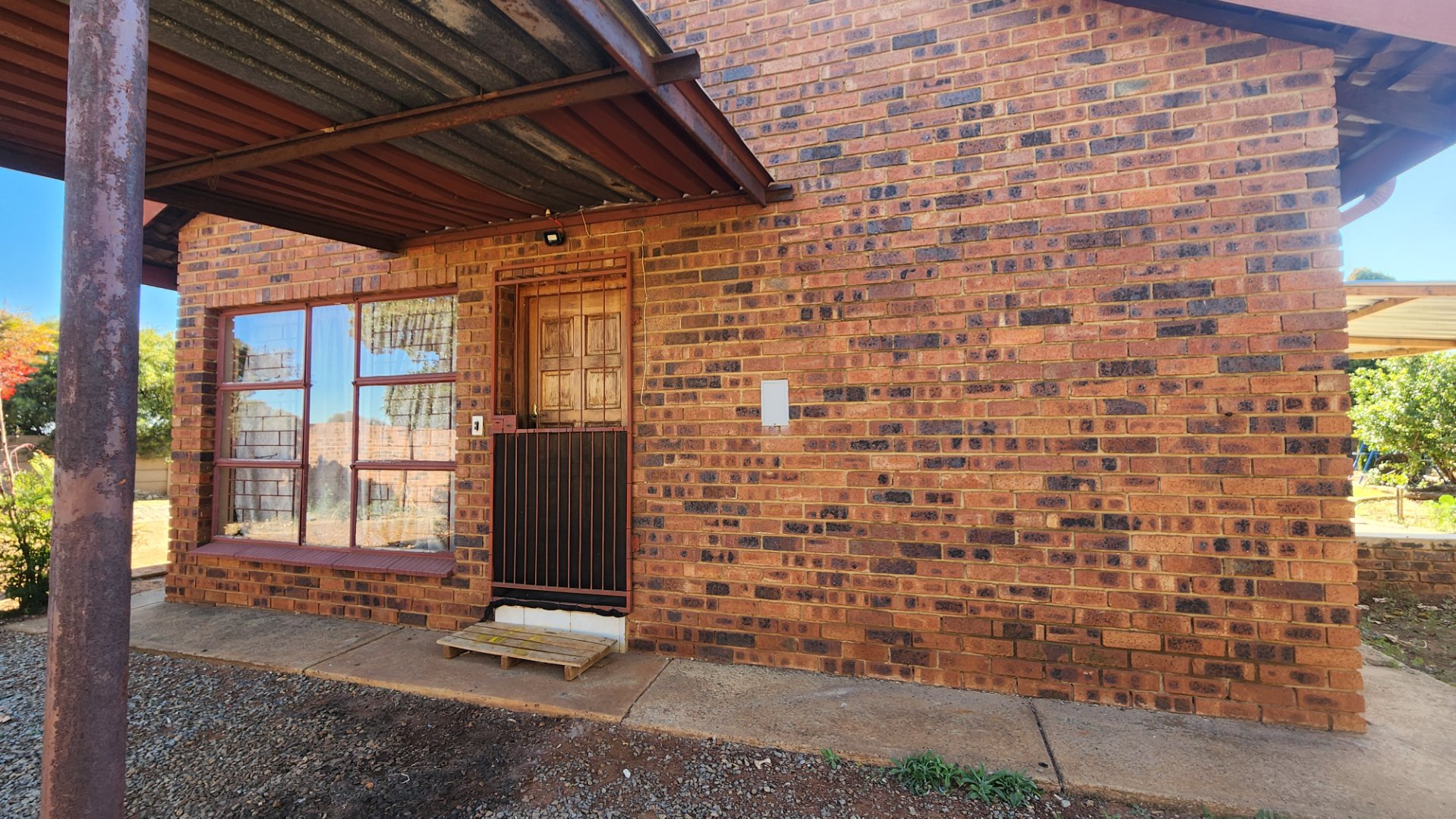 A DELIGHTFUL,THREE BEDROOM  DWELLING FOR SALE,WITH  A POOL AND LAPA