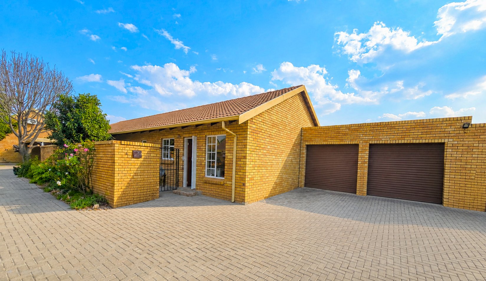 Stunning 2-Bedroom Simplex – Exceptional Value!