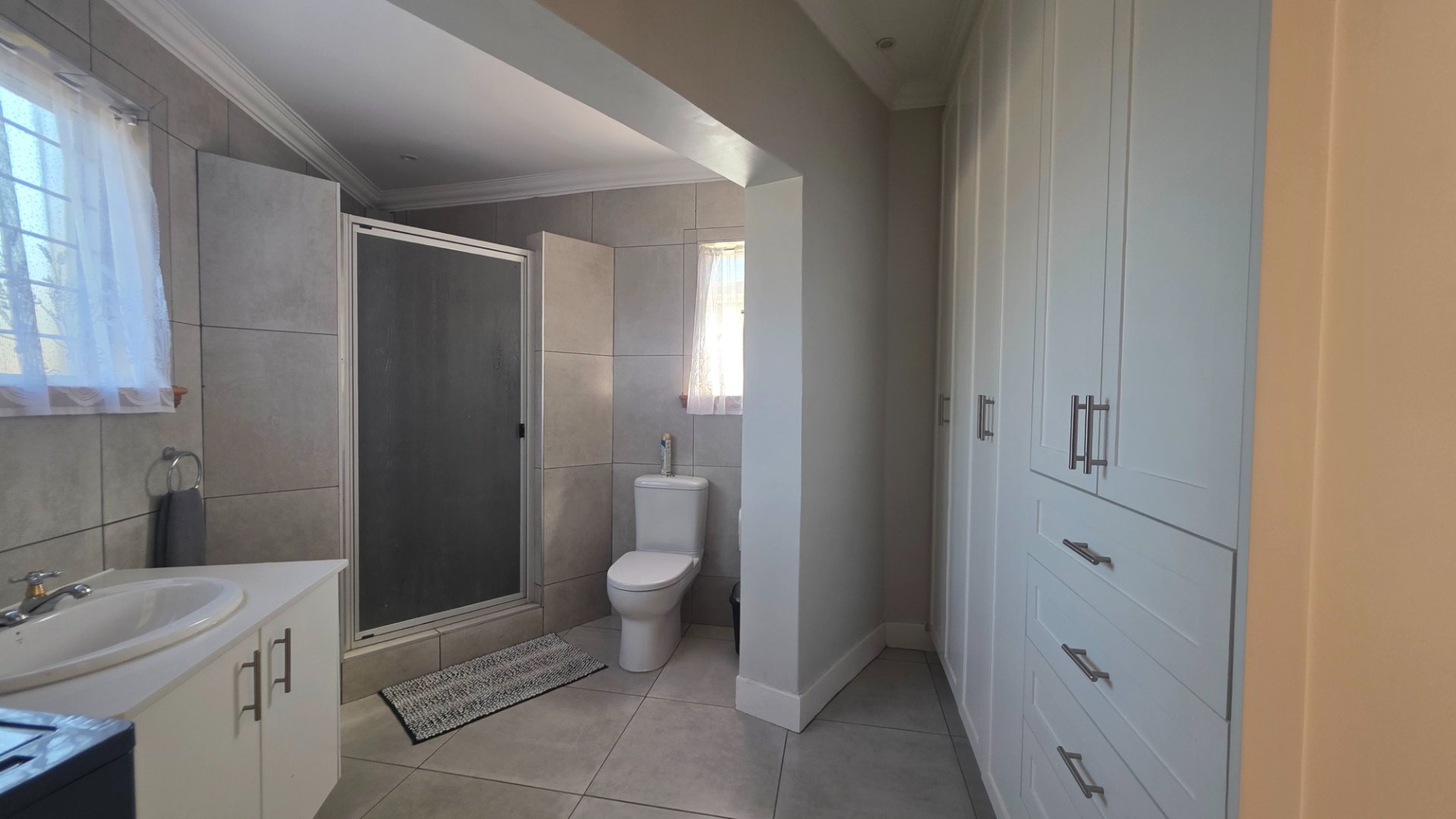 EN SUITE BATHROOM TO SECOND BEDROOM