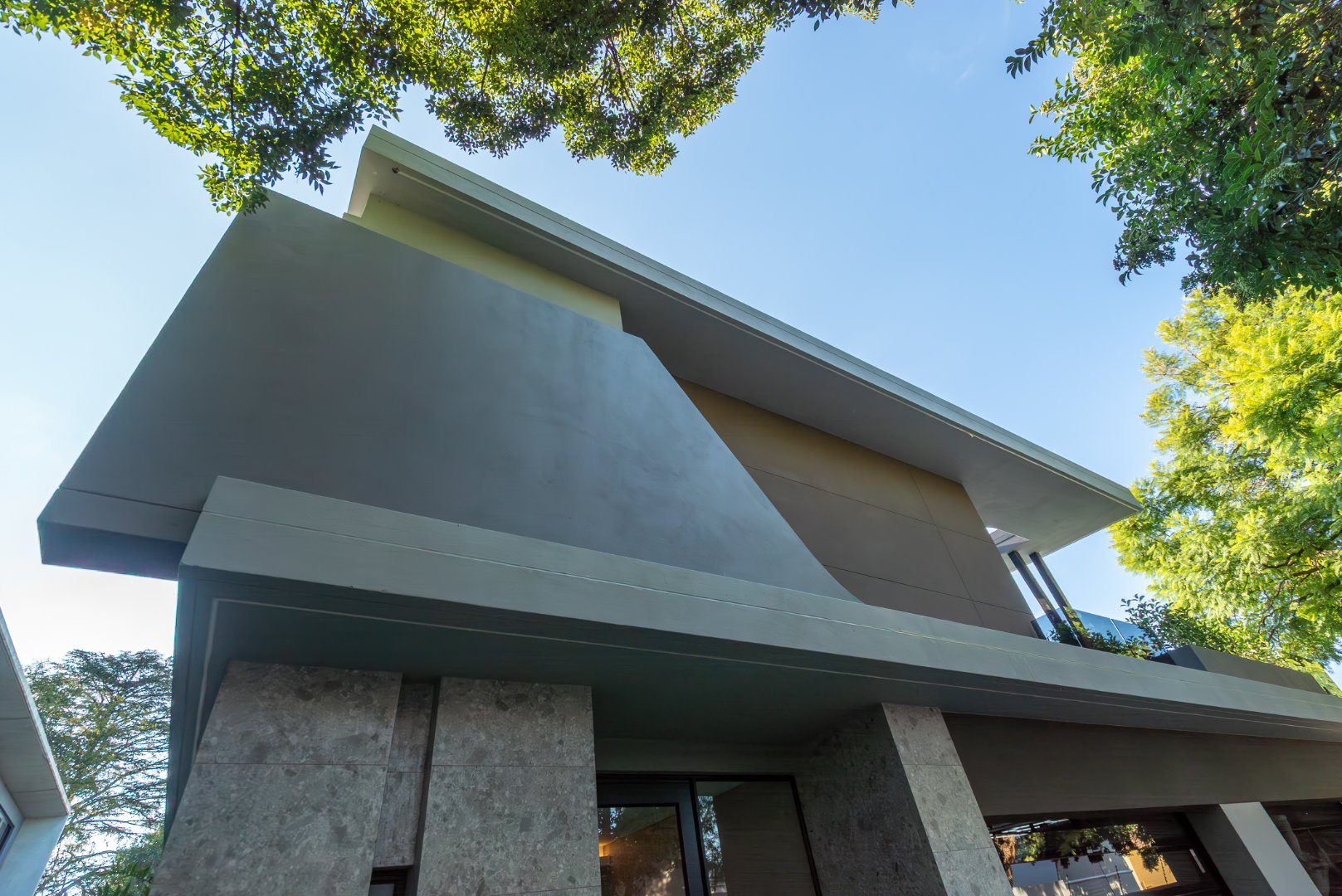 Ultra Exclusive Hyde Park Cluster Living Move In Ready Luxury Residence