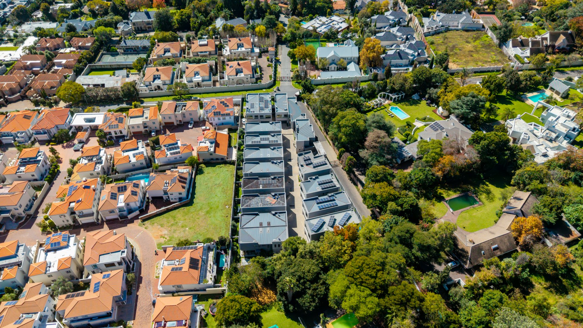 Modern 3 Bed Hyde Park Townhouse with Solar, PJ Lounge & Double Garage