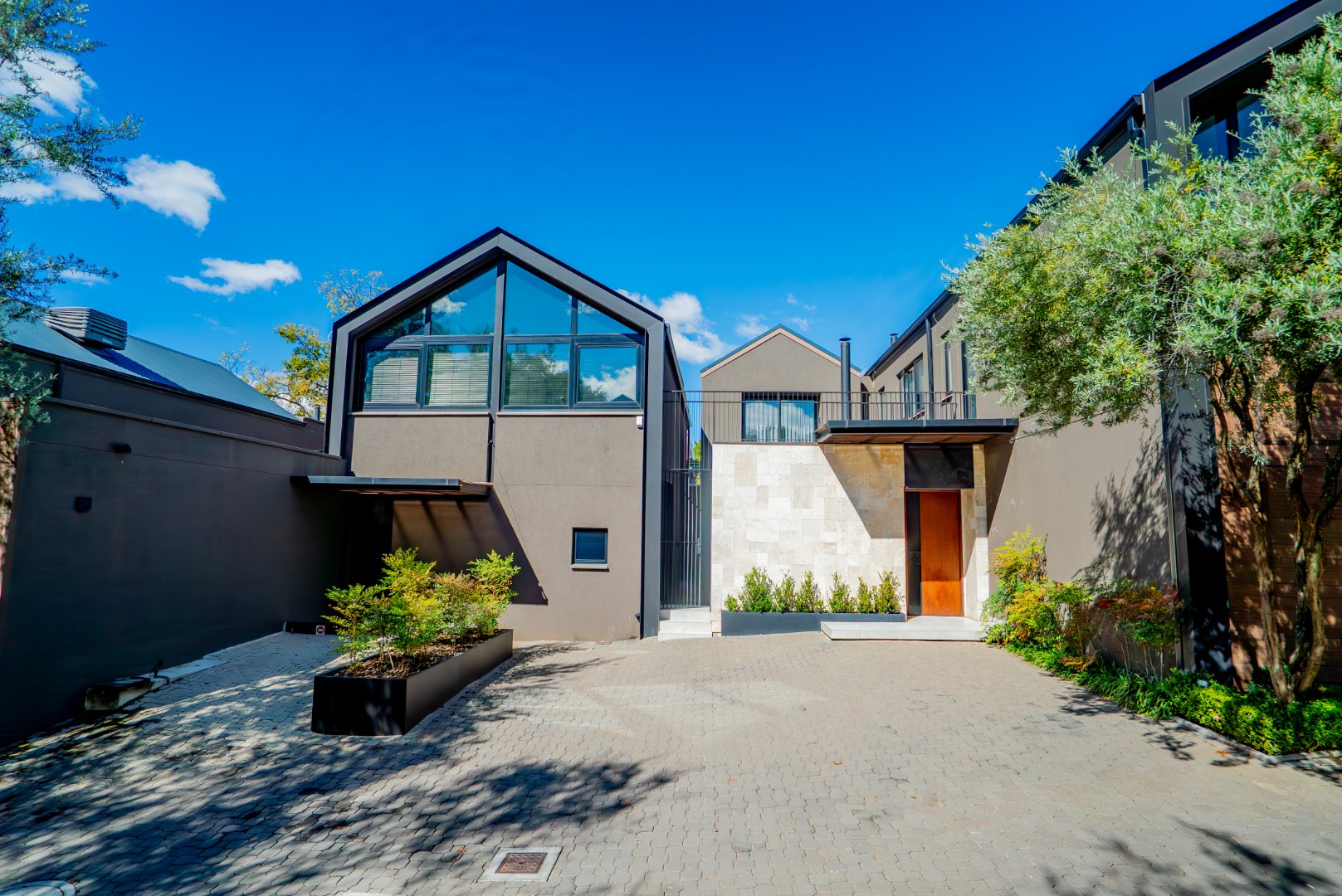 Ultra-Luxury 3 Bed Duplex Villa in Hyde Park | Pool, Staff Suite & Backup Power