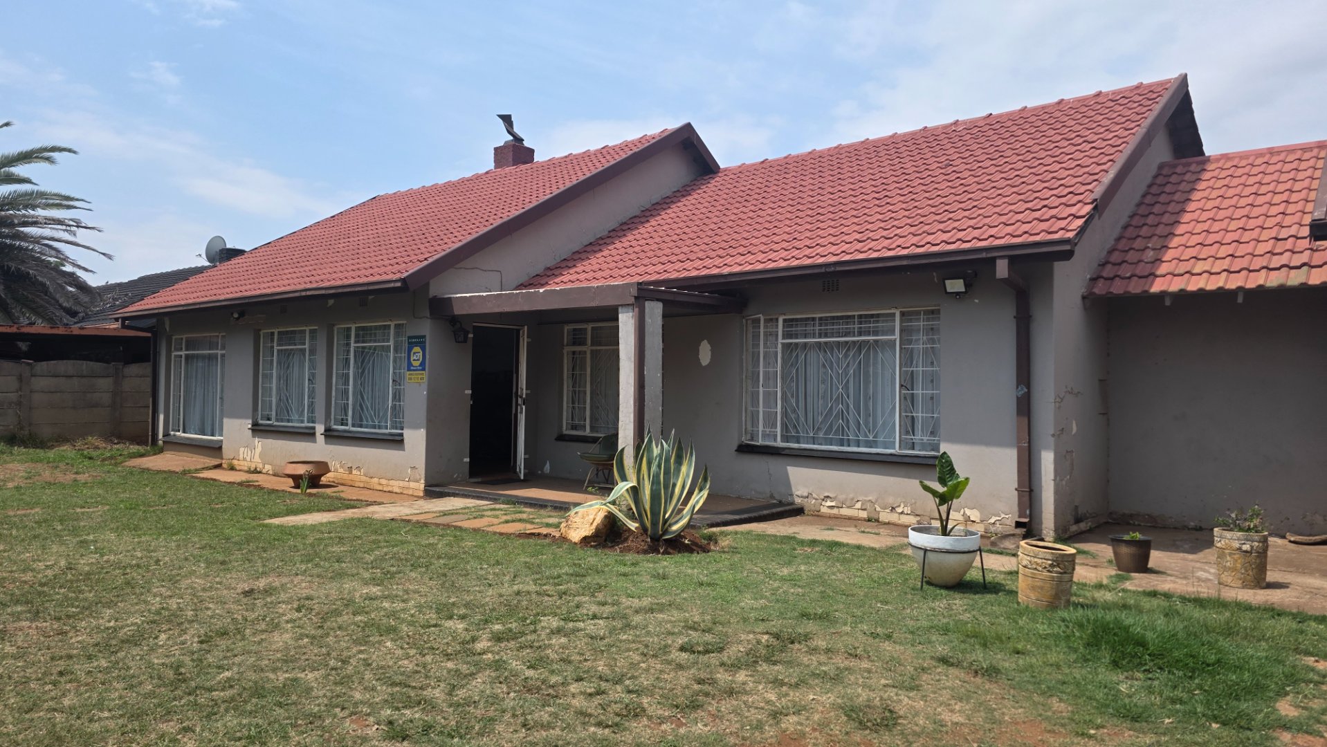 WELL PRICED, FAMILY DWELLING IN THE HEART OF TOWN,CONVENIENTLY CLOSE TO ALL AMENITIES