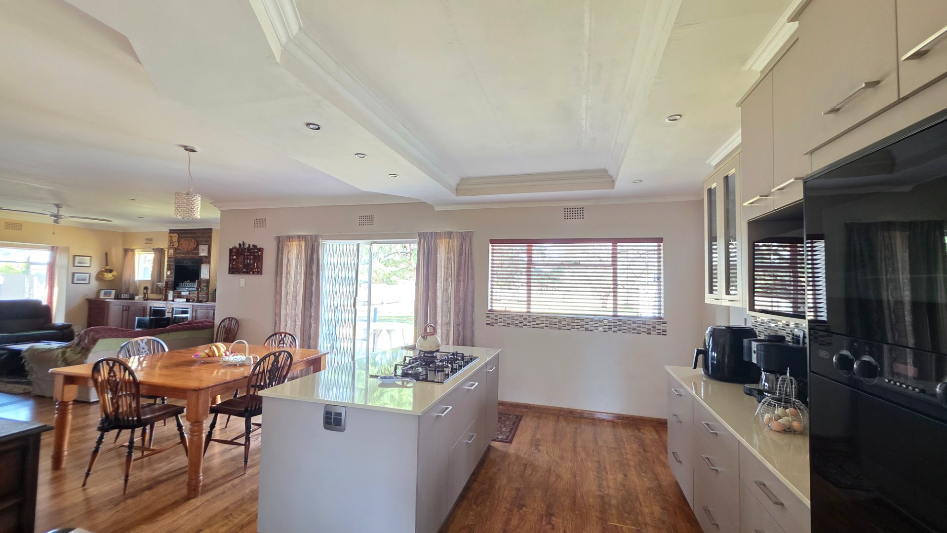 OPEN PLAN DINER / KITCHEN