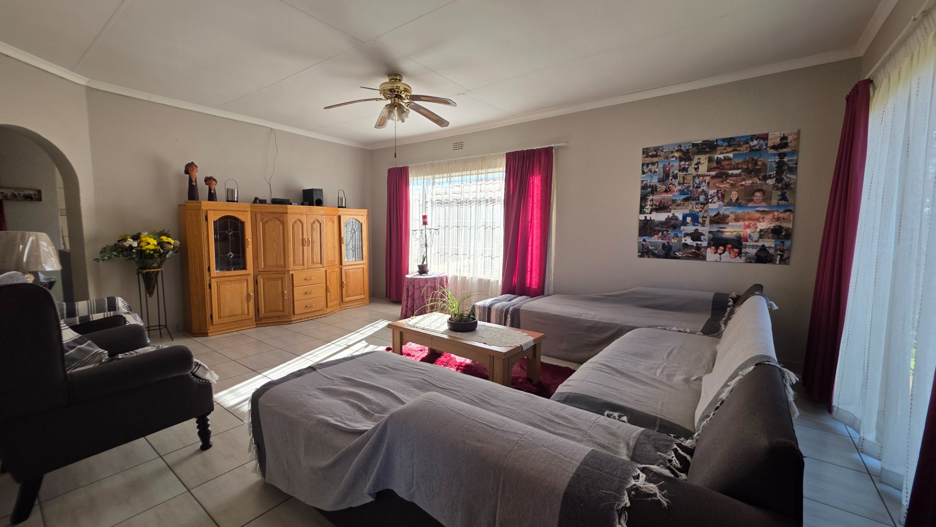 SUNNY SPACIOUS LOUNGE