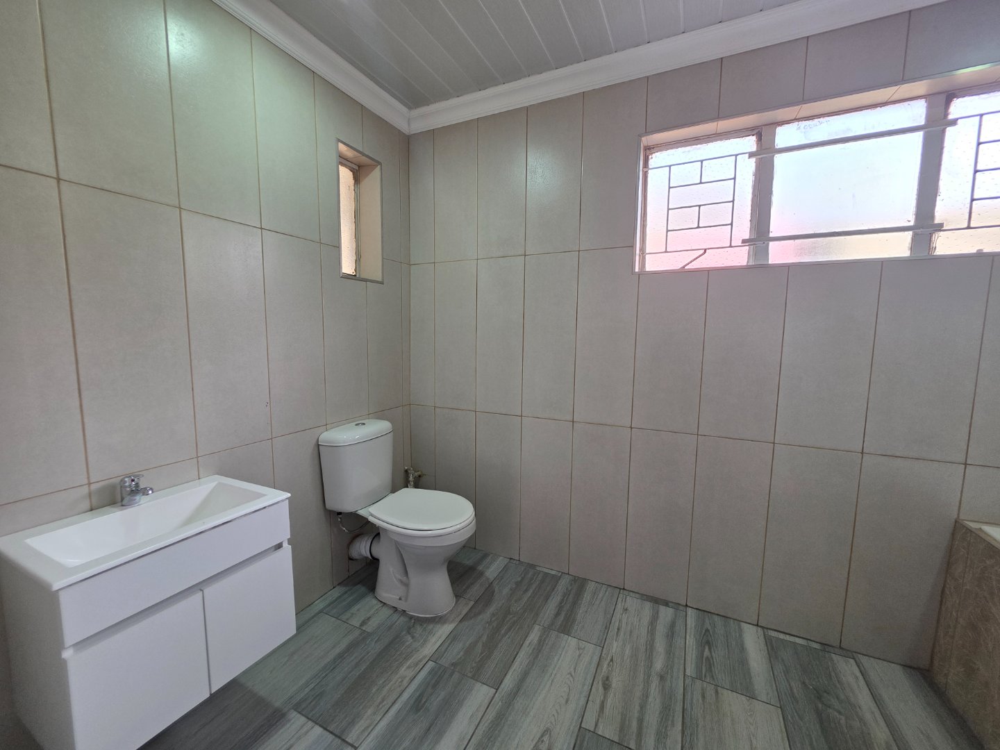 BATHROOM IN FLAT
