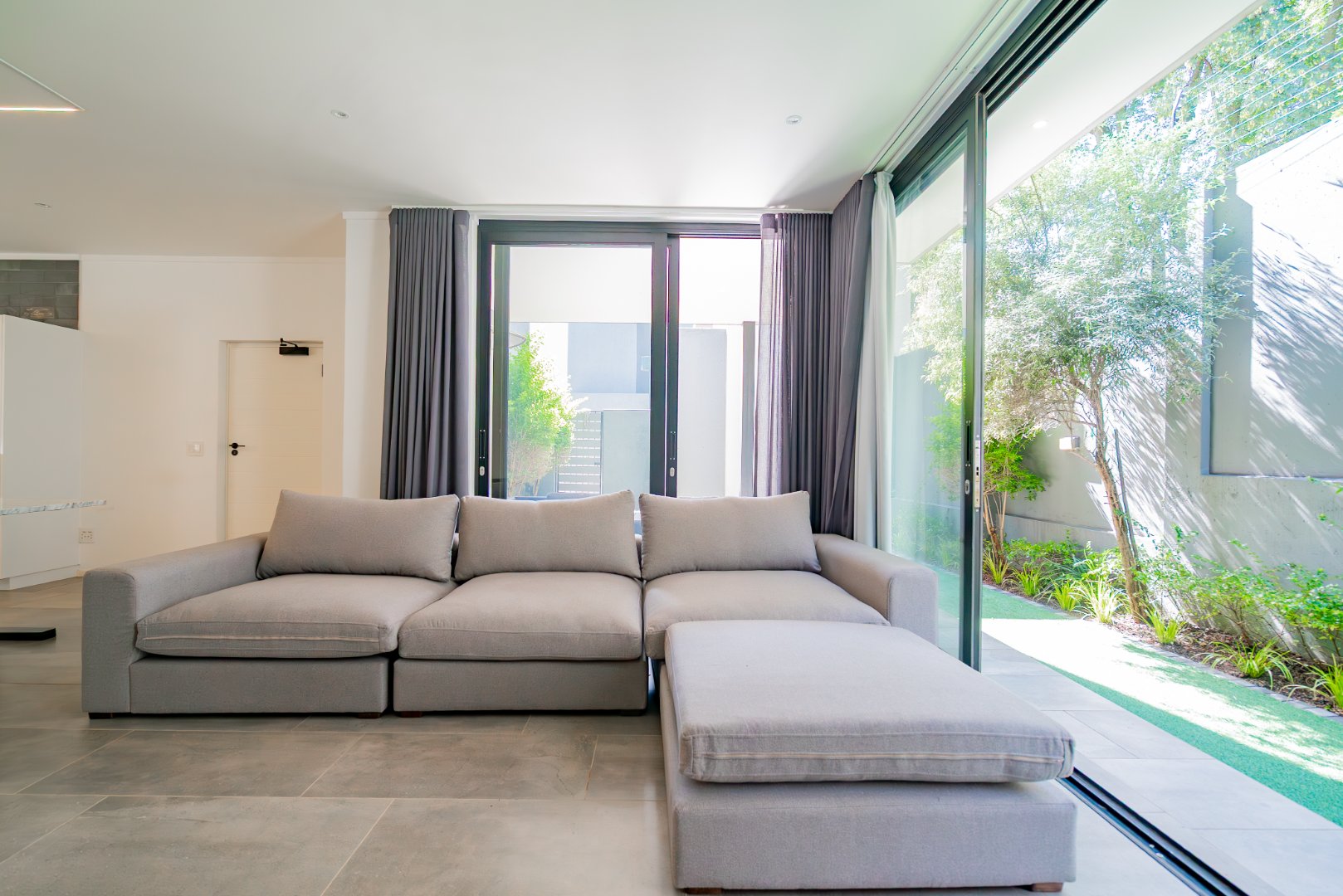 Modern 3 Bed Hyde Park Townhouse with Solar, PJ Lounge & Double Garage