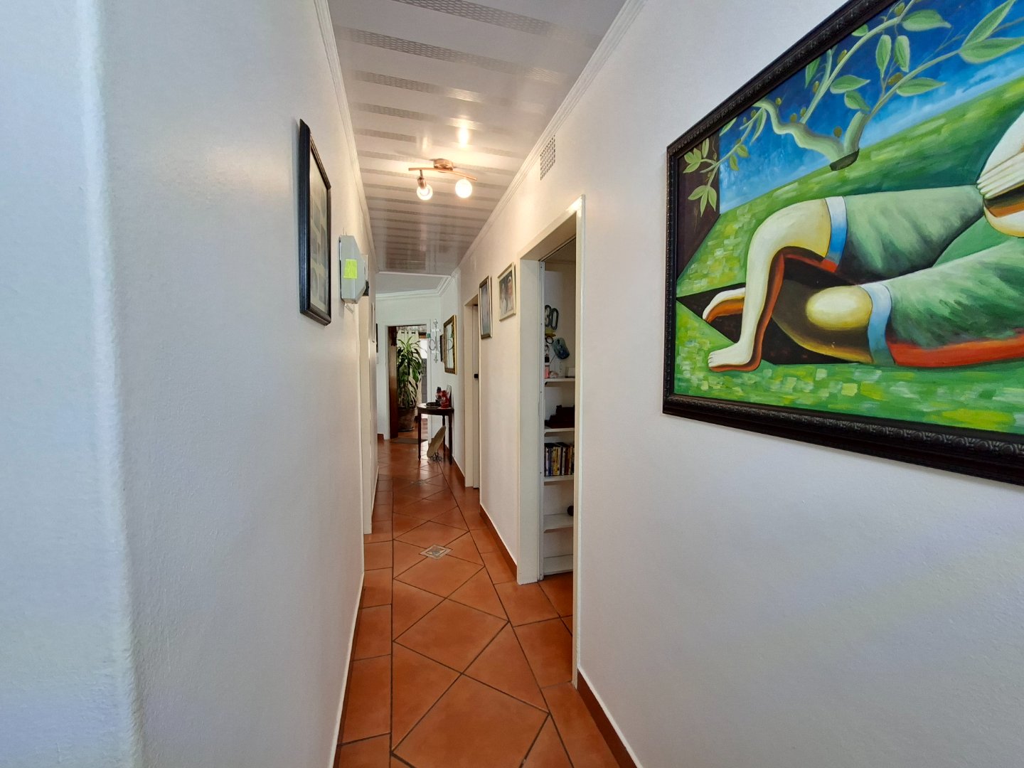 PASSAGE FROM LIVIVNGSPACE TO BEDROOMS