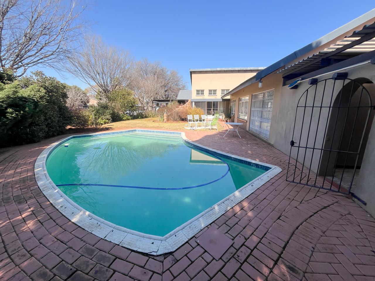 Spacious 3-Bedroom Family Home with Double Garage & Excellent Security