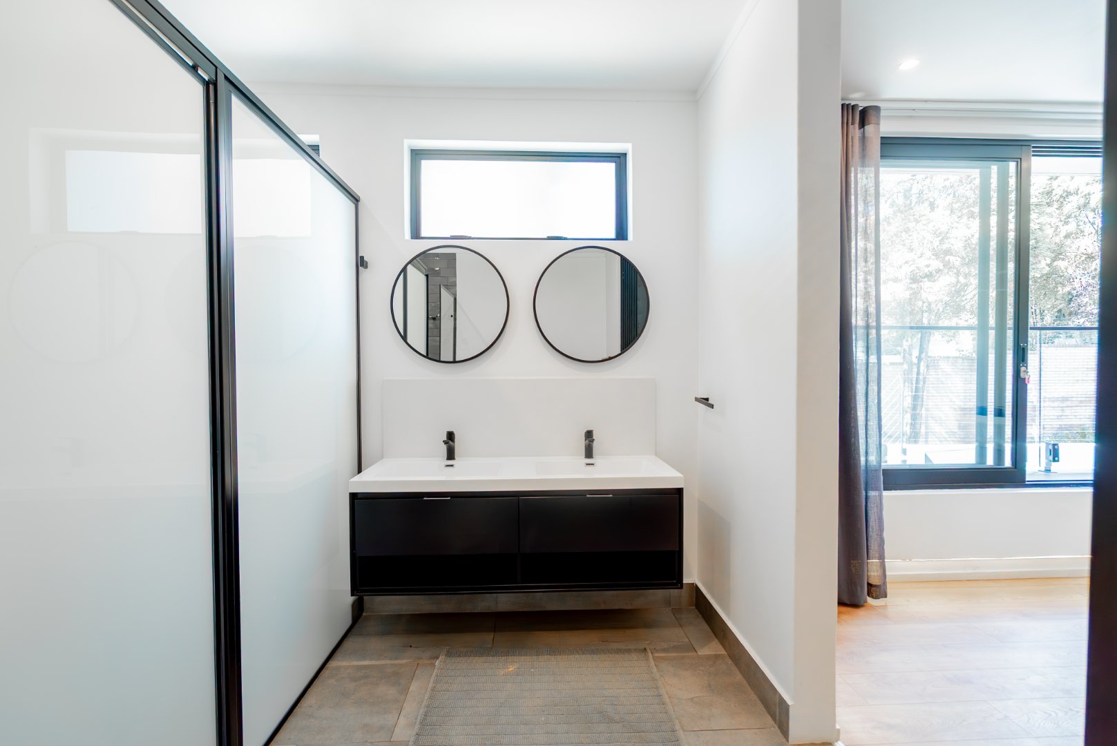 Modern 3 Bed Hyde Park Townhouse with Solar, PJ Lounge & Double Garage