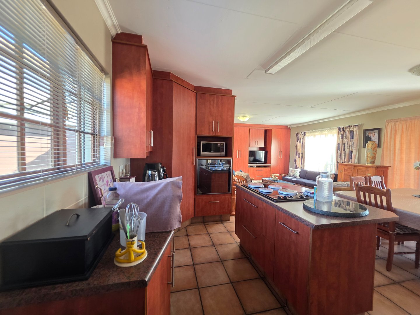 CENTRAL ISLAND IN KITCHEN 2