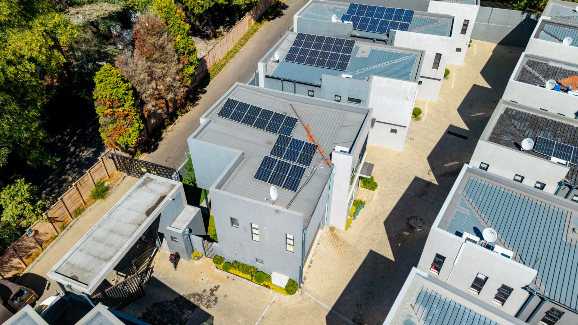 Modern 3 Bed Hyde Park Townhouse with Solar, PJ Lounge & Double Garage
