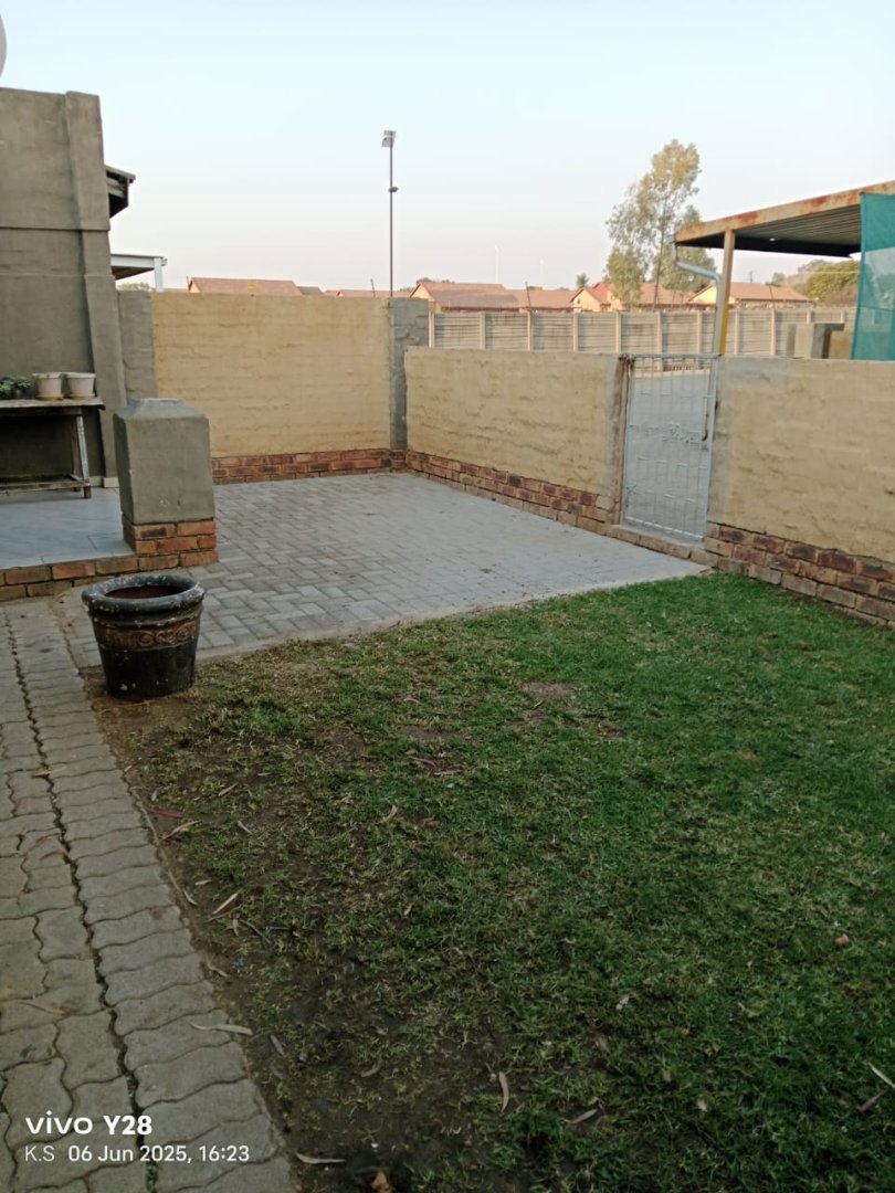 COSY LIVING IN A SECURE COMPLEX