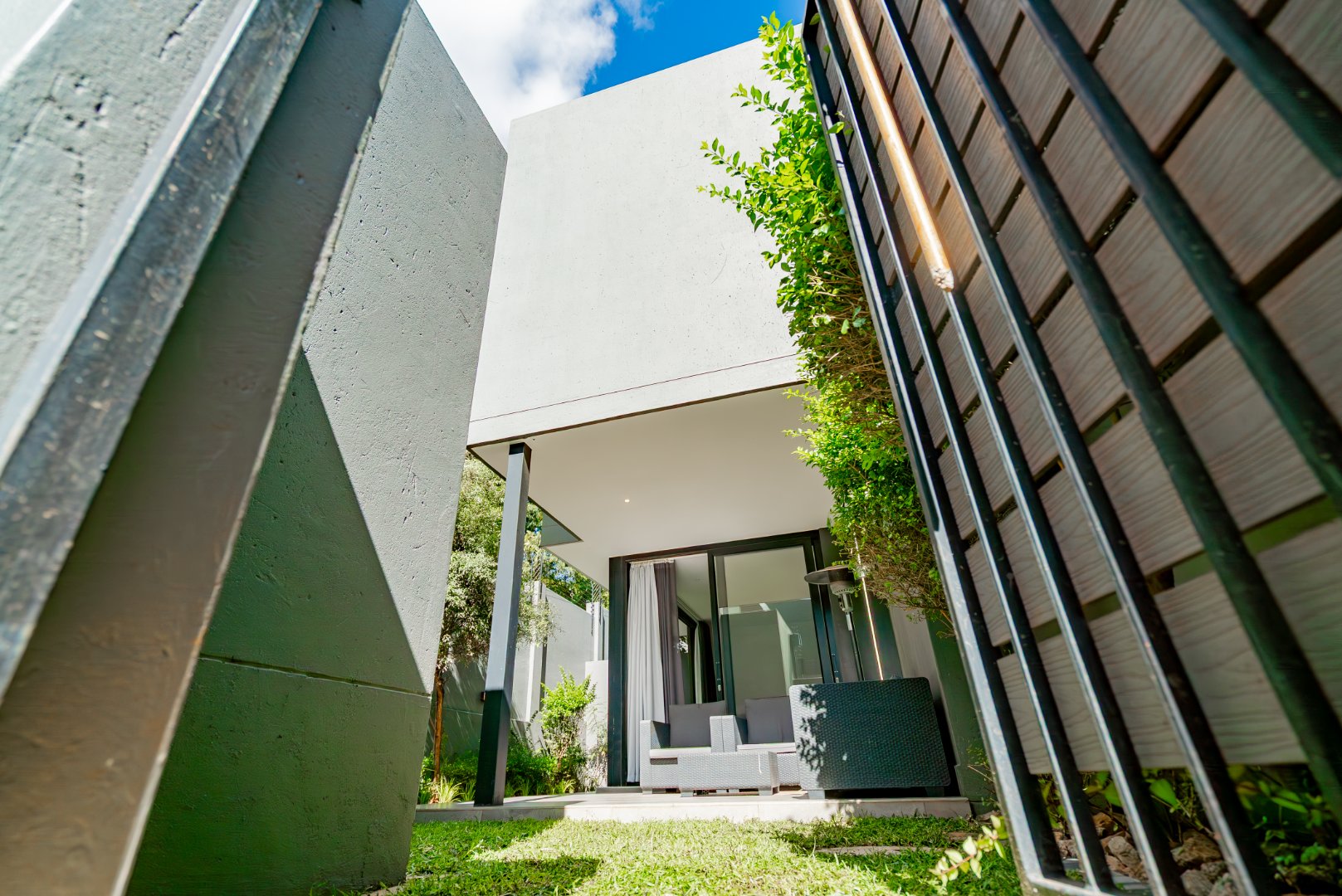 Modern 3 Bed Hyde Park Townhouse with Solar, PJ Lounge & Double Garage