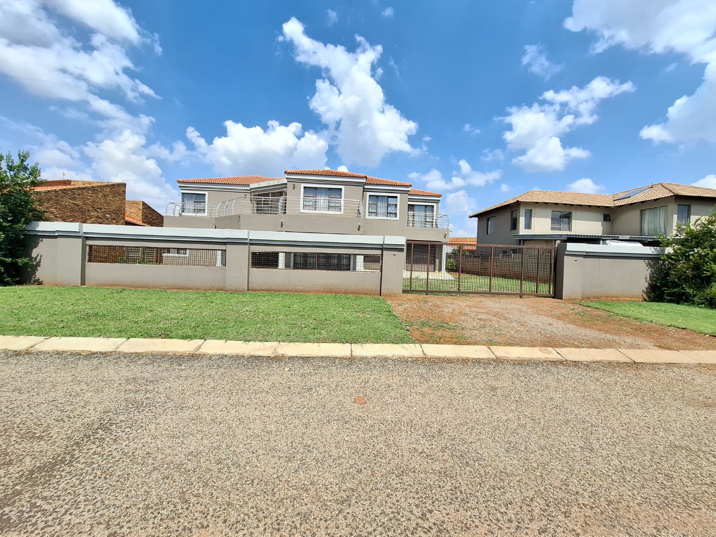 SIX BEDROOM HOUSE FOR SALE WITH EXTRA'S IN RIVERSDALE