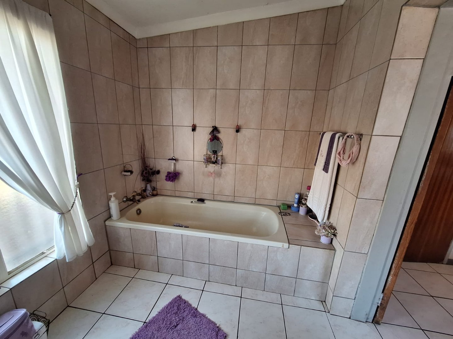 BATHROOM IN FLAT