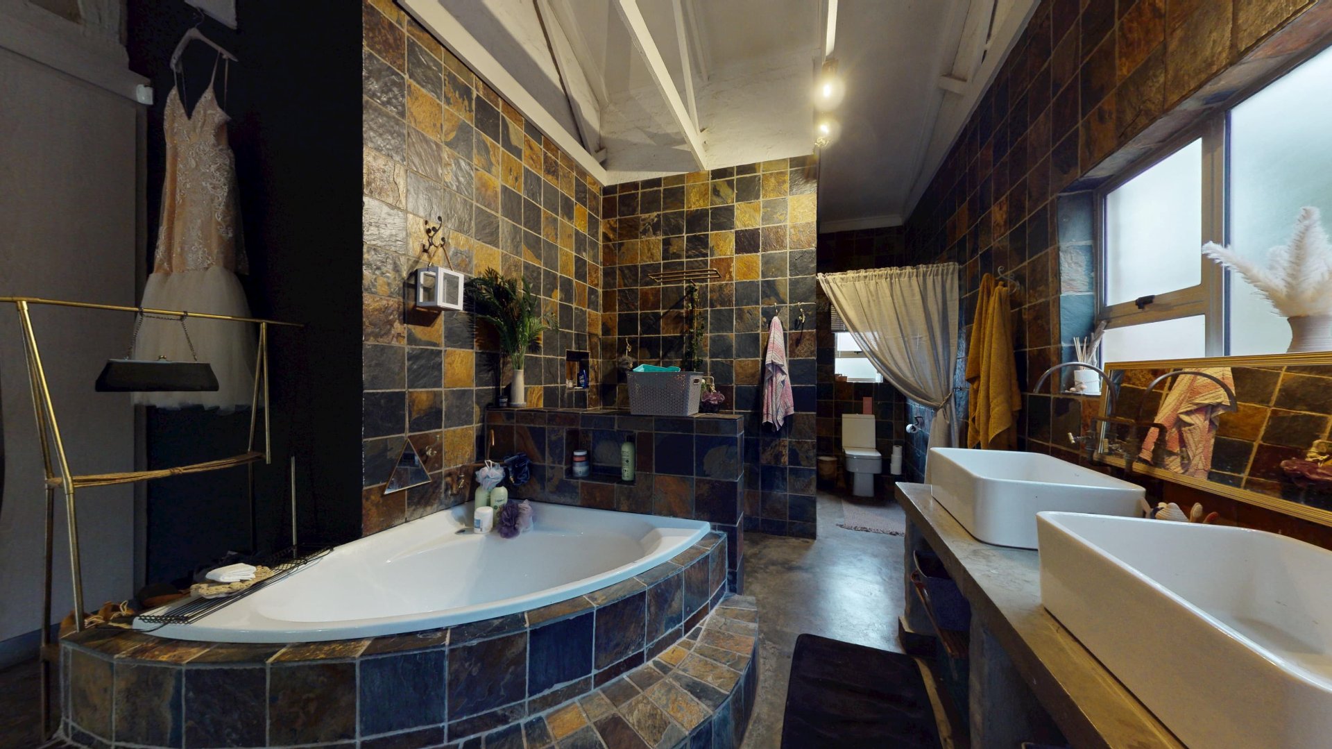BATHROOM IN MAIN BEDROOM