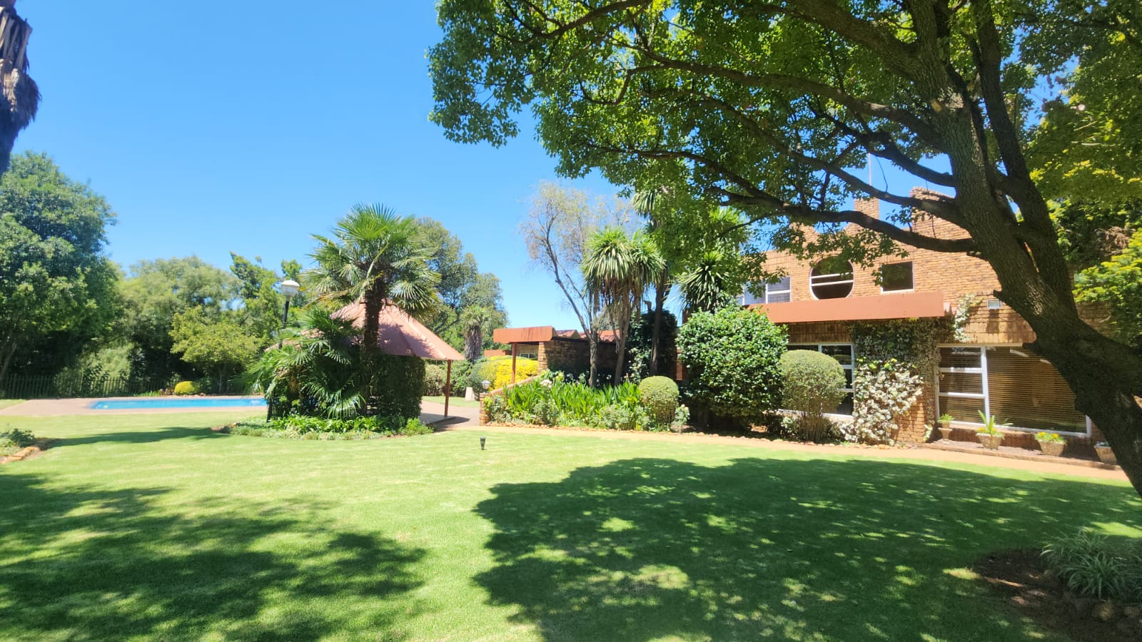 TRANQUALITY SURROUNDS THIS ENTIRE PROPERTY,WITH BIG TREES,A POOL AND LOTS LIVING SPACE.