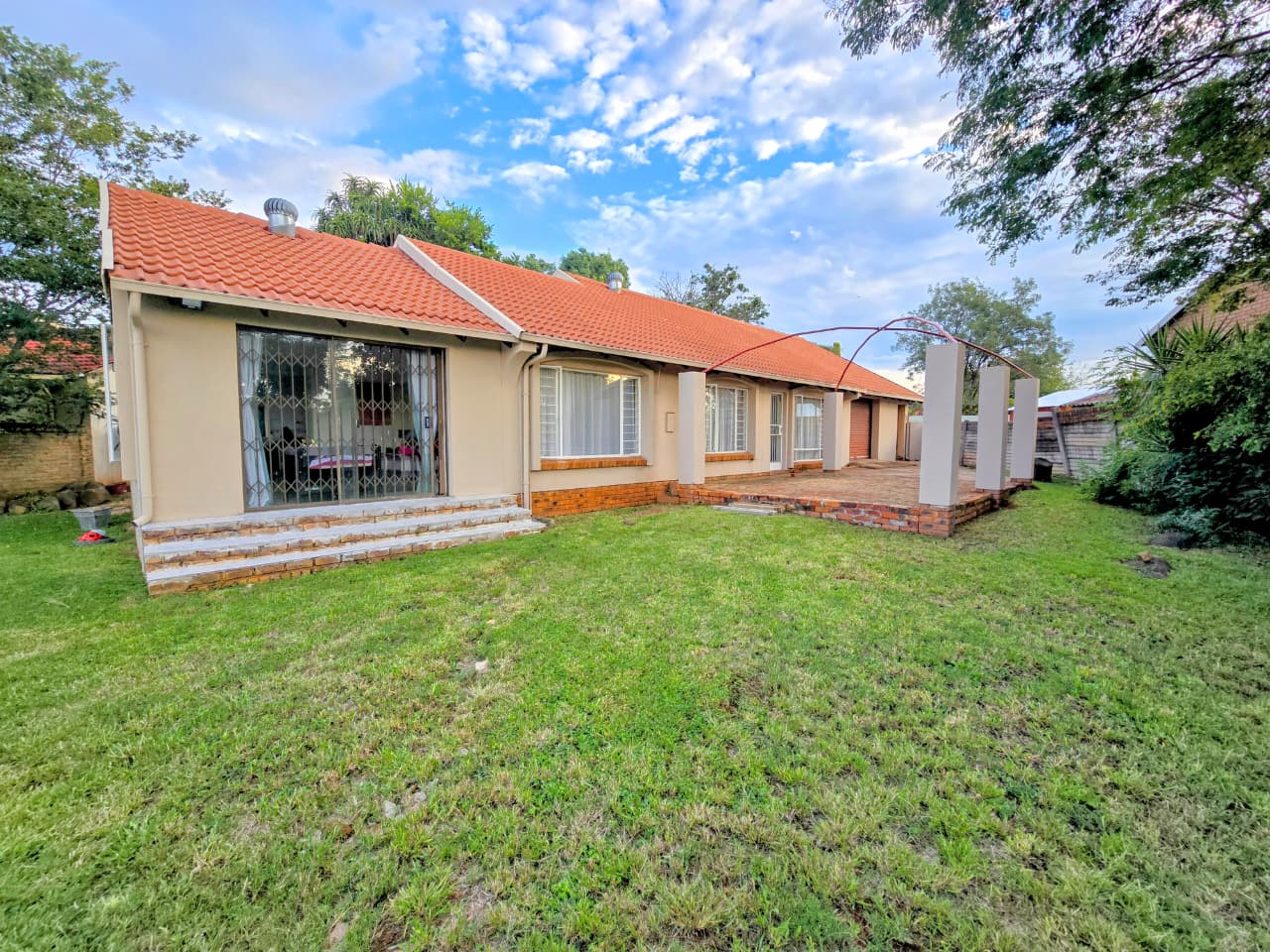 Spacious Family Home in Doornpoort with Exceptional Entertainment Areas with Pool