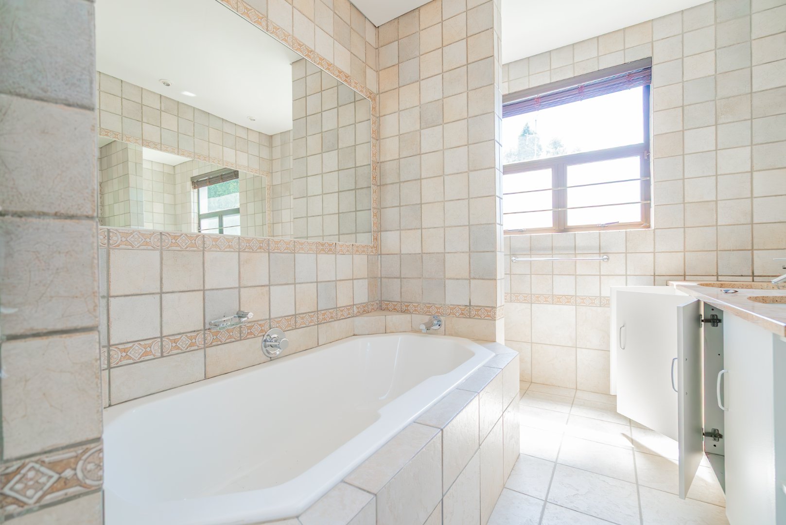 Grand Inanda Residence with Exceptional Bones – 1,003m² Under Roof on 1,859m² Stand