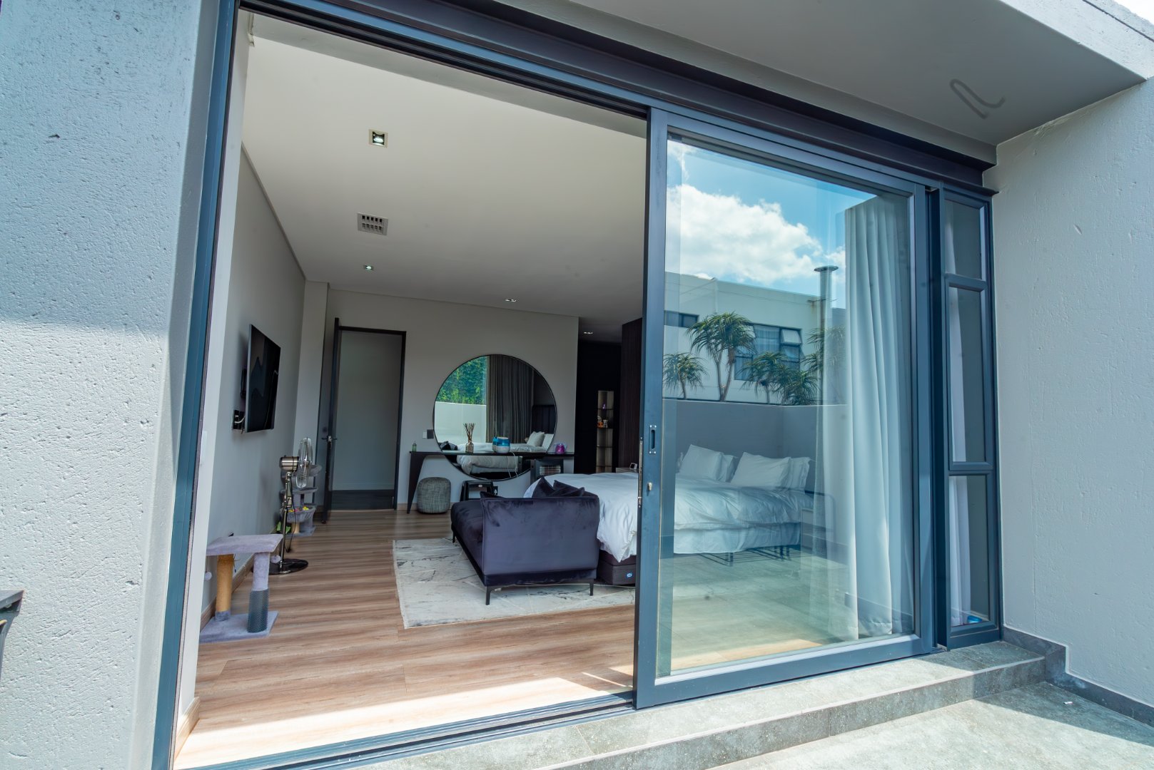 Luxury Cluster Living in an Elite Boomed Enclosure