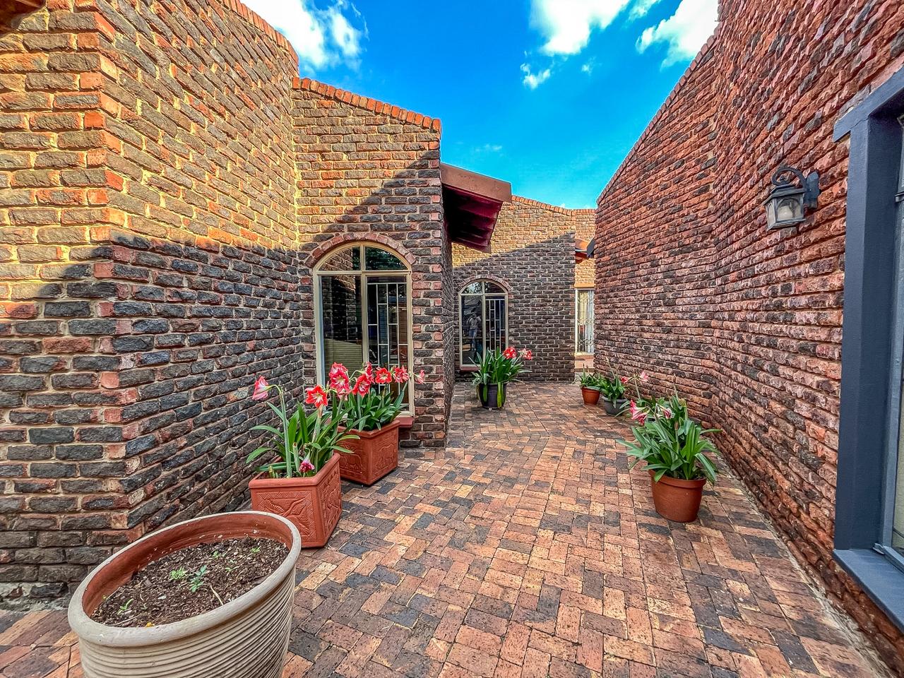 Spacious 3-Bedroom Family Home with 2-Bedroom Flatlet in Golf Park