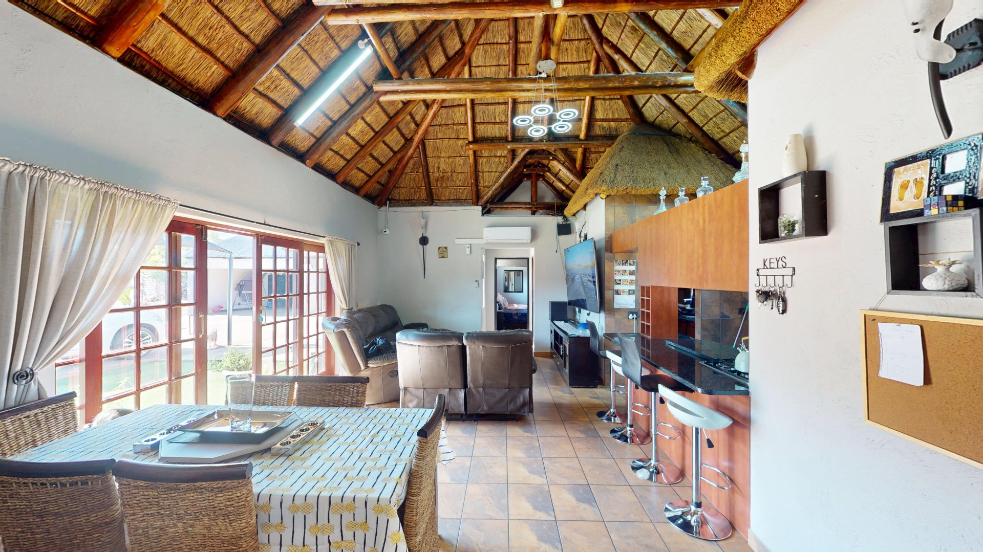 KITCHEN /OPEN PLAN LOUNGE/KITCHEN