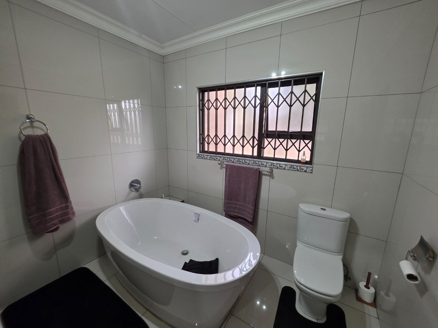 EN SUITE BATHROOM TO MAIN