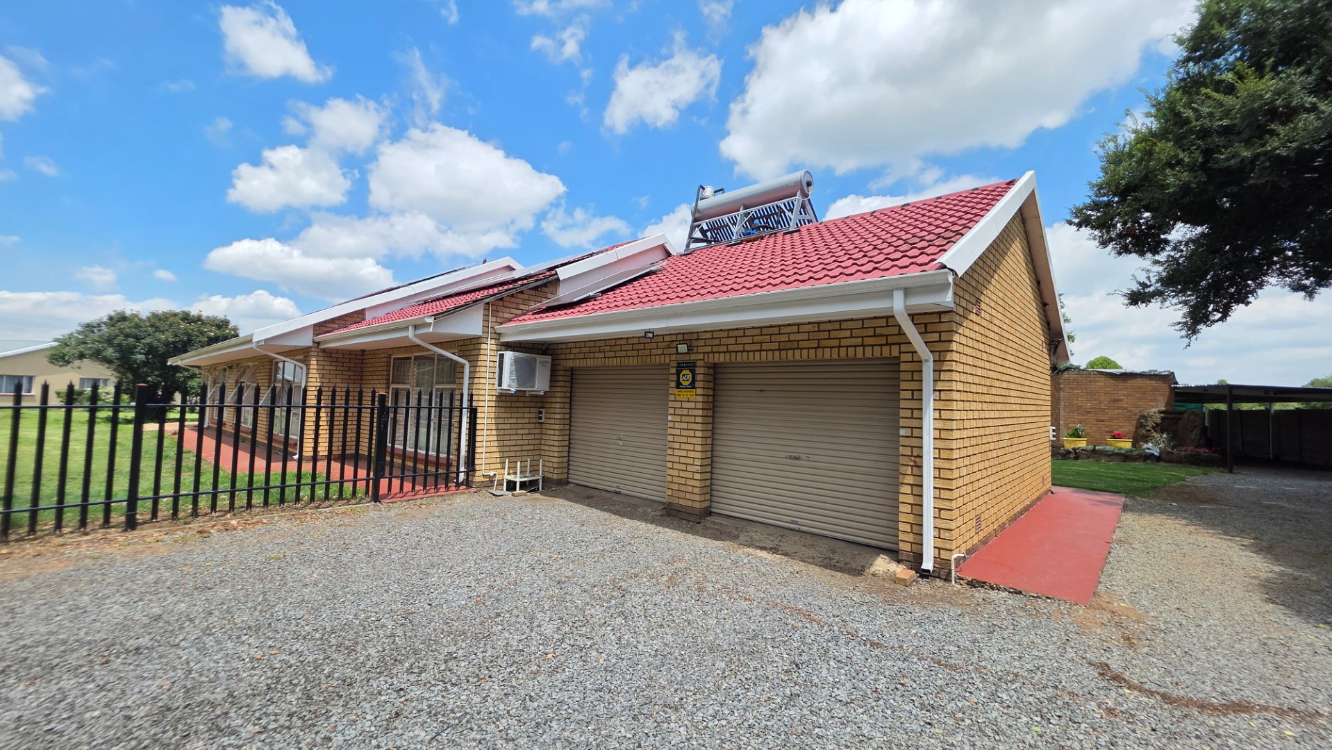 Secure Off-Grid Country Living – 2.1ha with Solar, Borehole & Spacious Family Home with Flat