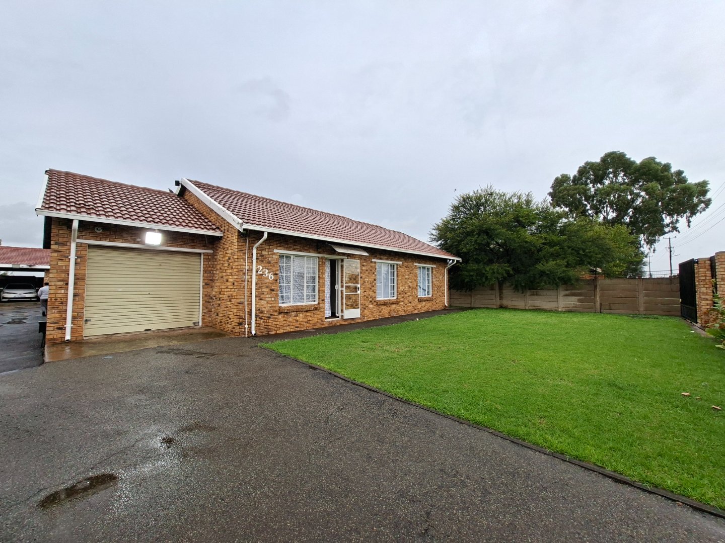 Neat 3-bedroom home with open-plan living and single garage