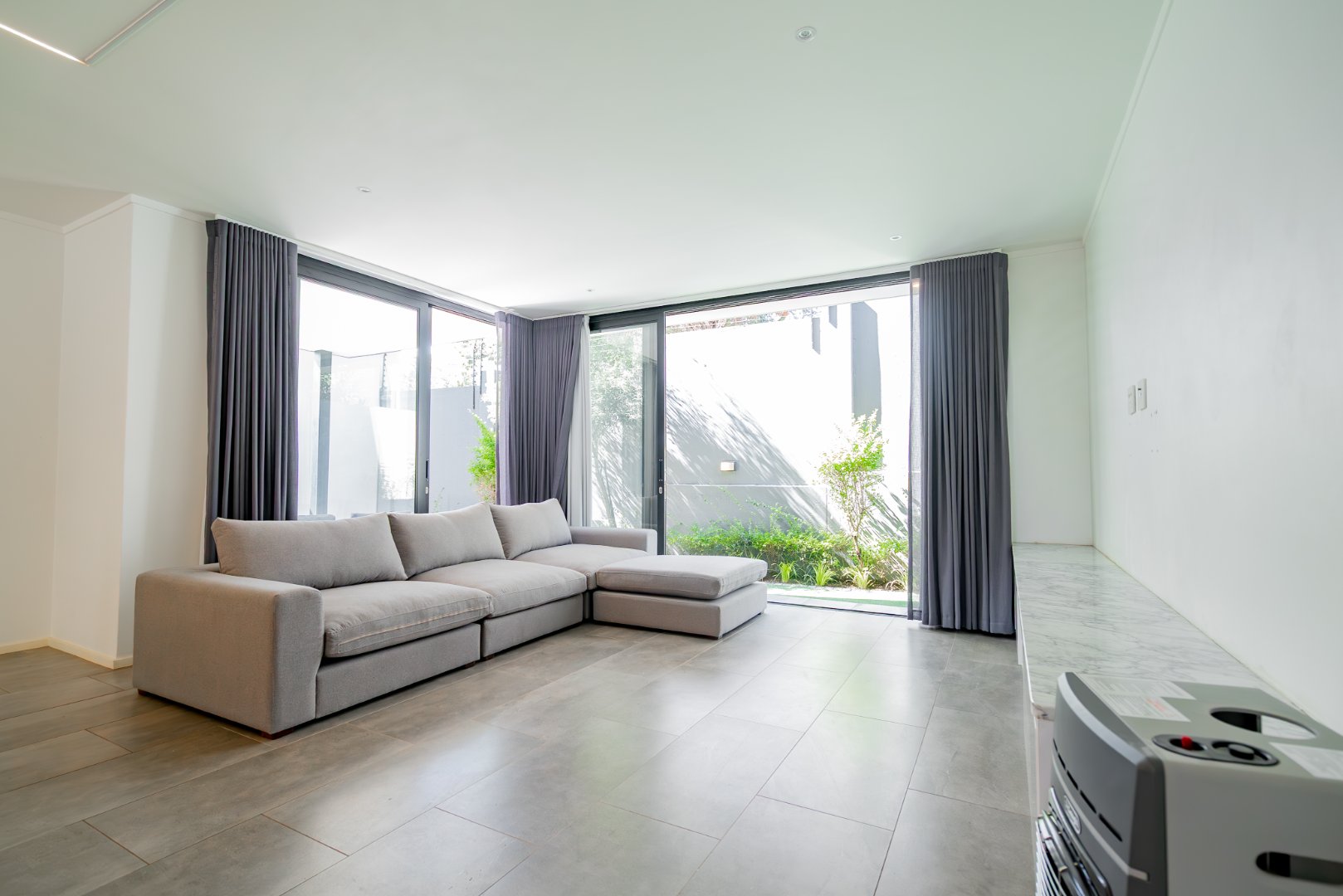 Modern 3 Bed Hyde Park Townhouse with Solar, PJ Lounge & Double Garage