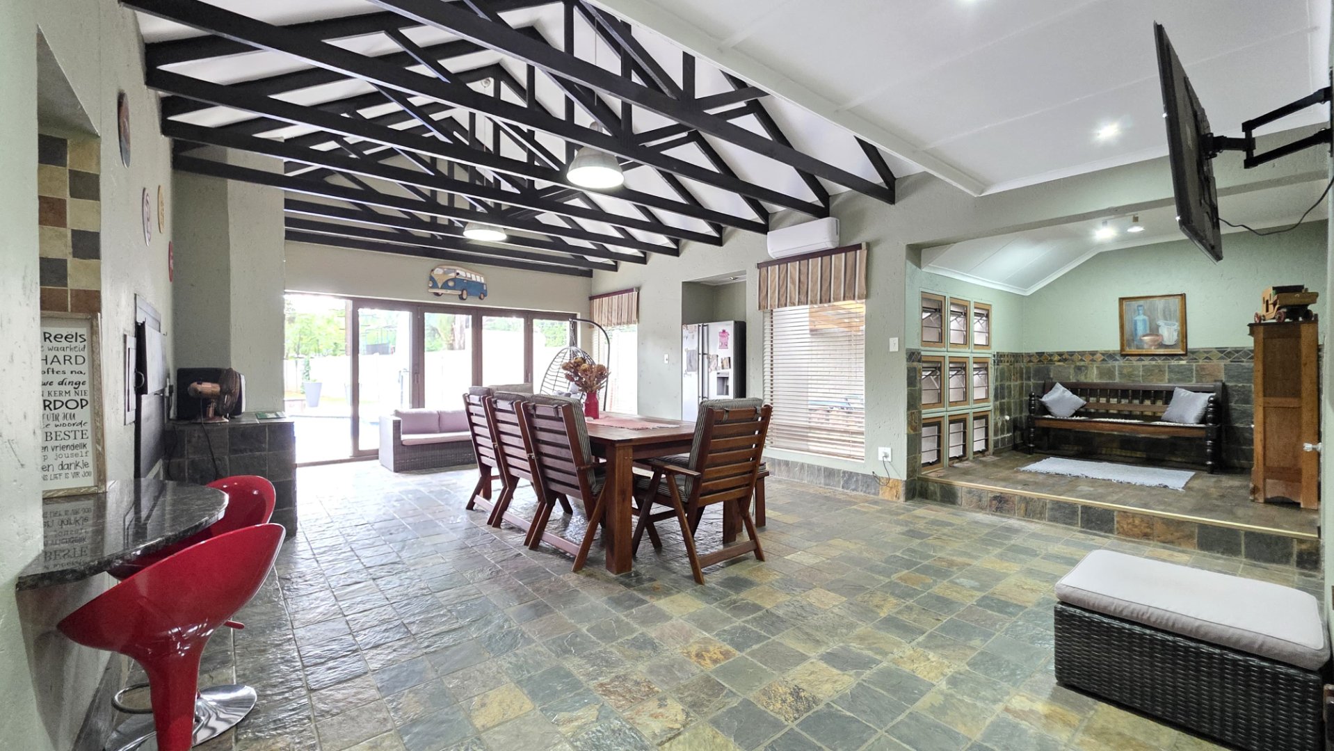 BUILD IN BRAAI AND DOORS TO POOL