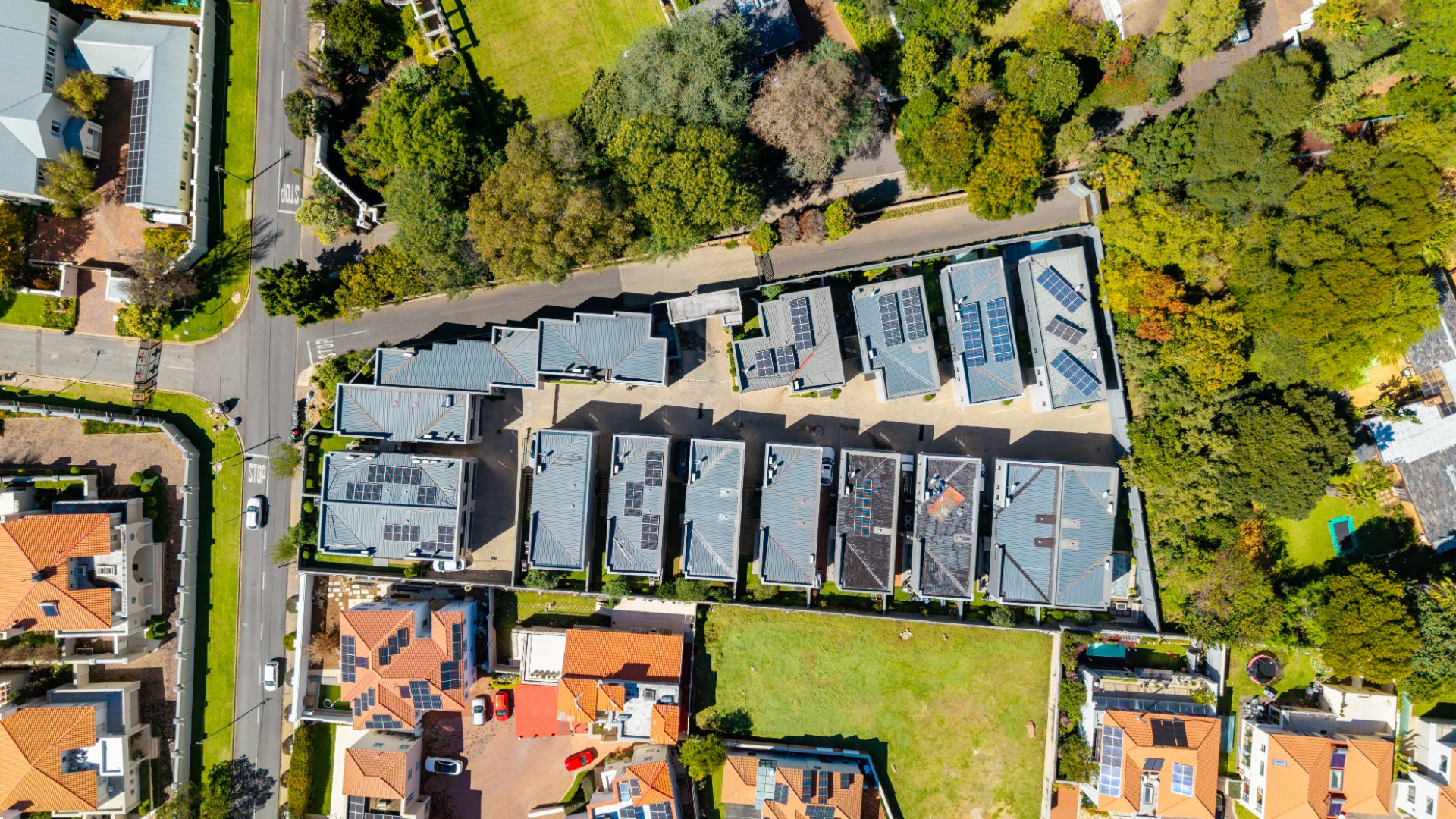 Modern 3 Bed Hyde Park Townhouse with Solar, PJ Lounge & Double Garage