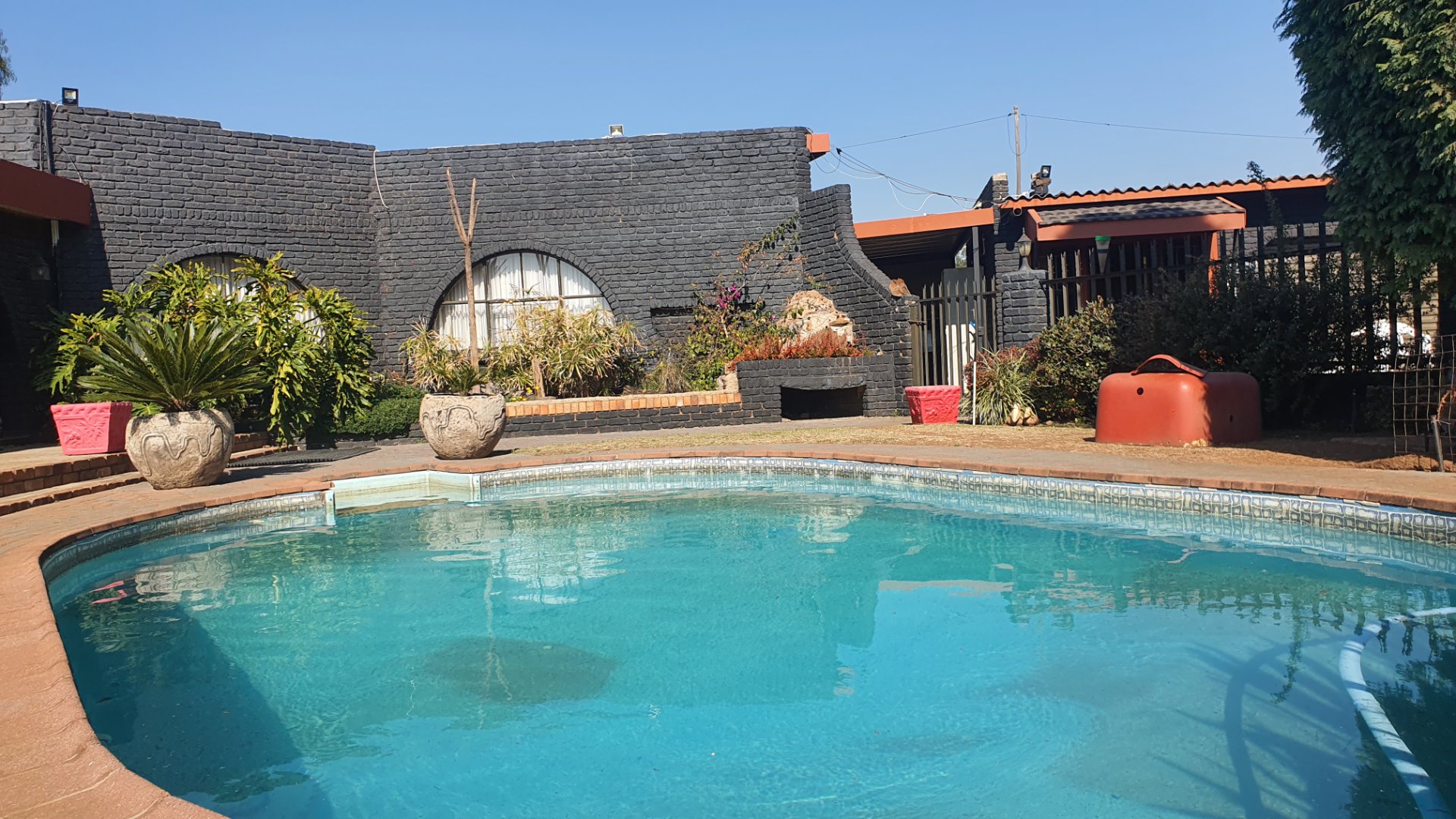TWO DWELLINGS FOR THE EXTENDED FAMILY NEW IN THE MARKET.