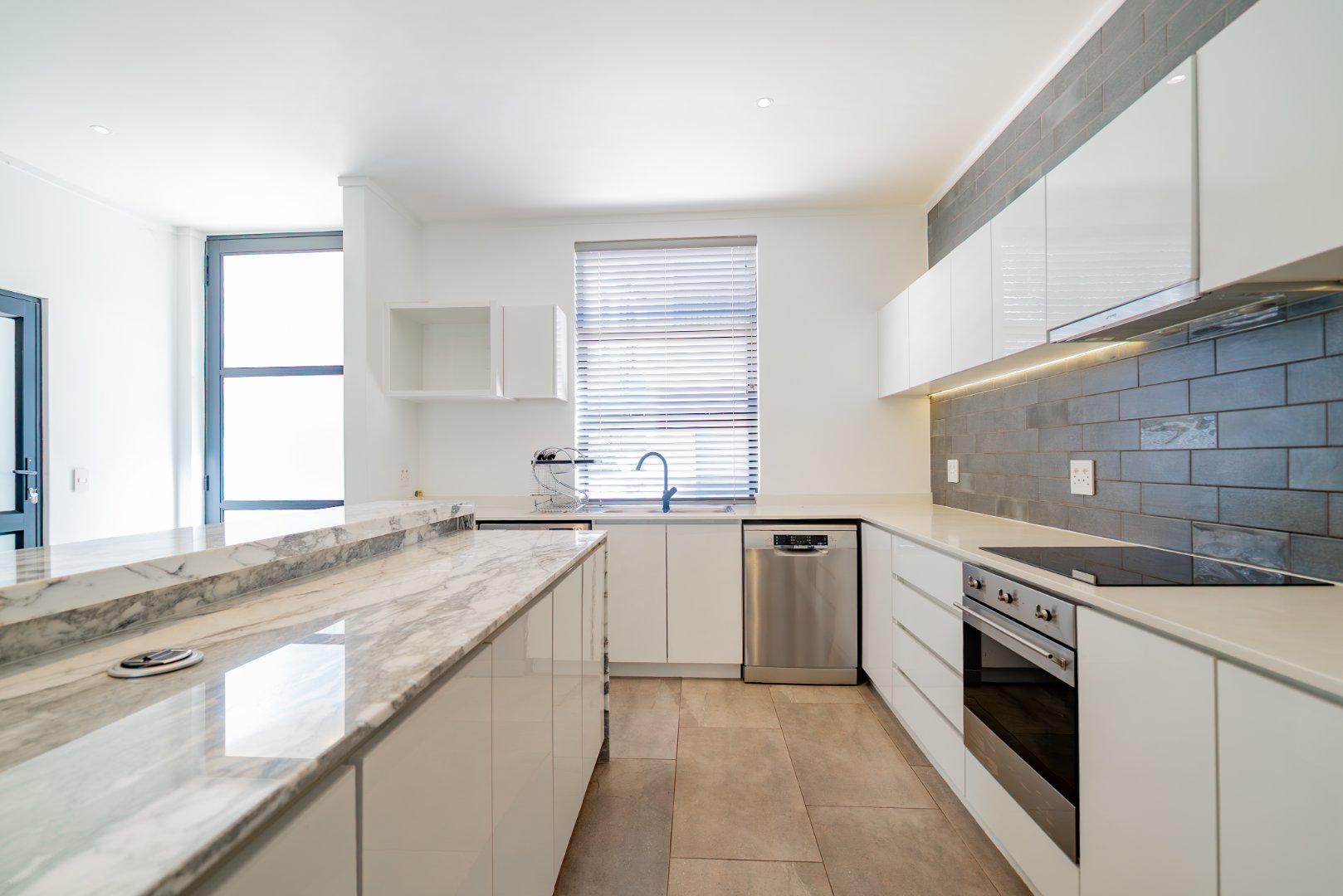 Modern 3 Bed Hyde Park Townhouse with Solar, PJ Lounge & Double Garage