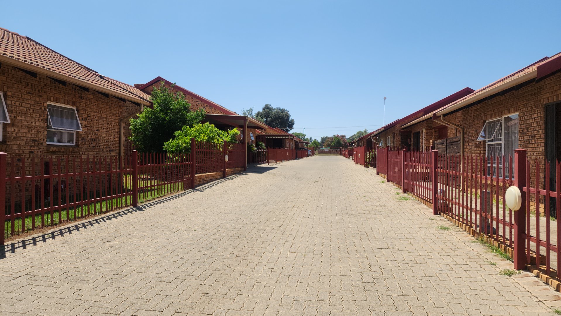 TWO BEDROOM ,TWO BATHROOOM  TOWNHOUSE FOR SALE,IDEAL FOR THE YOUNG GENERATION WHO PREFER INSIDE LIVING