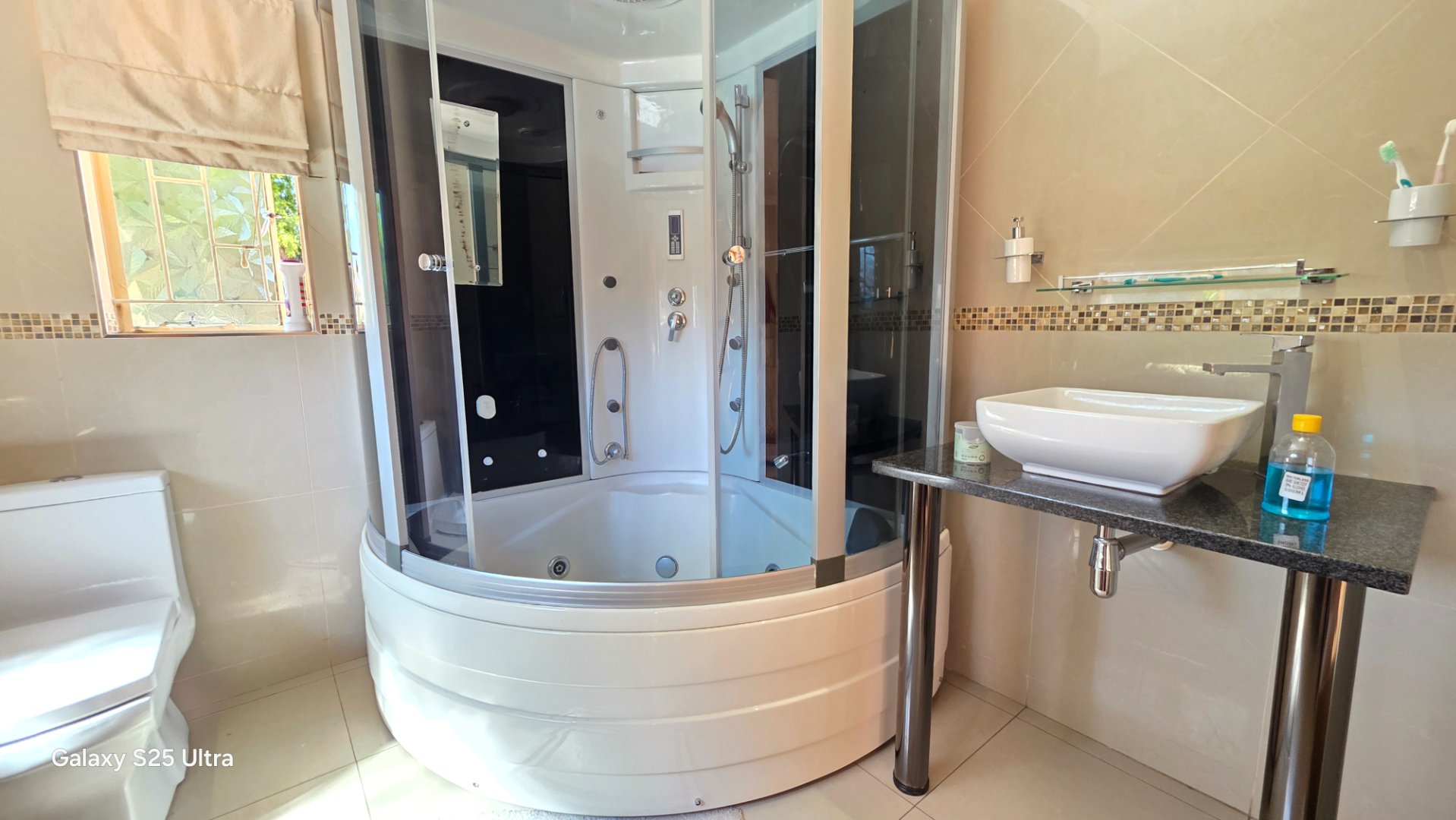 EN SUITE BATHROOM TO MAIN BEDROOM