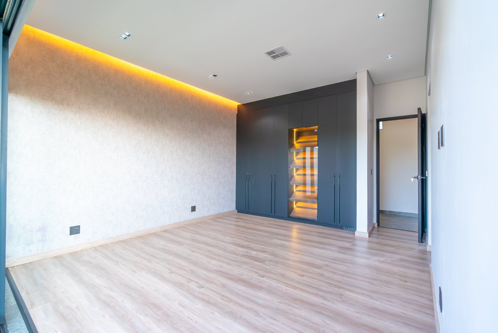 Ultra Exclusive Hyde Park Cluster Living Move In Ready Luxury Residence