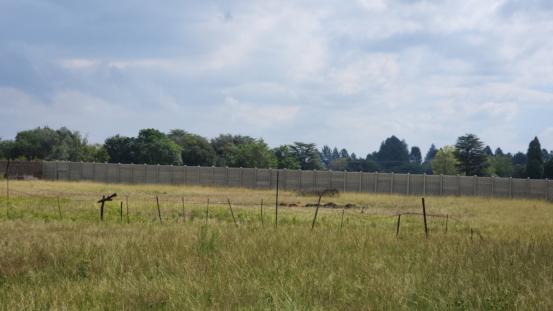 CLOSED OFF AREA WITH PRECAST WALLING