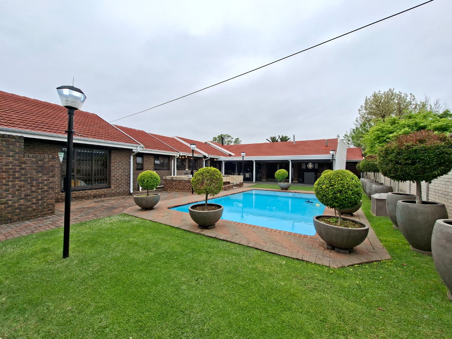 Luxury Off-Grid Living with a Separate 2-Bedroom Flatlet