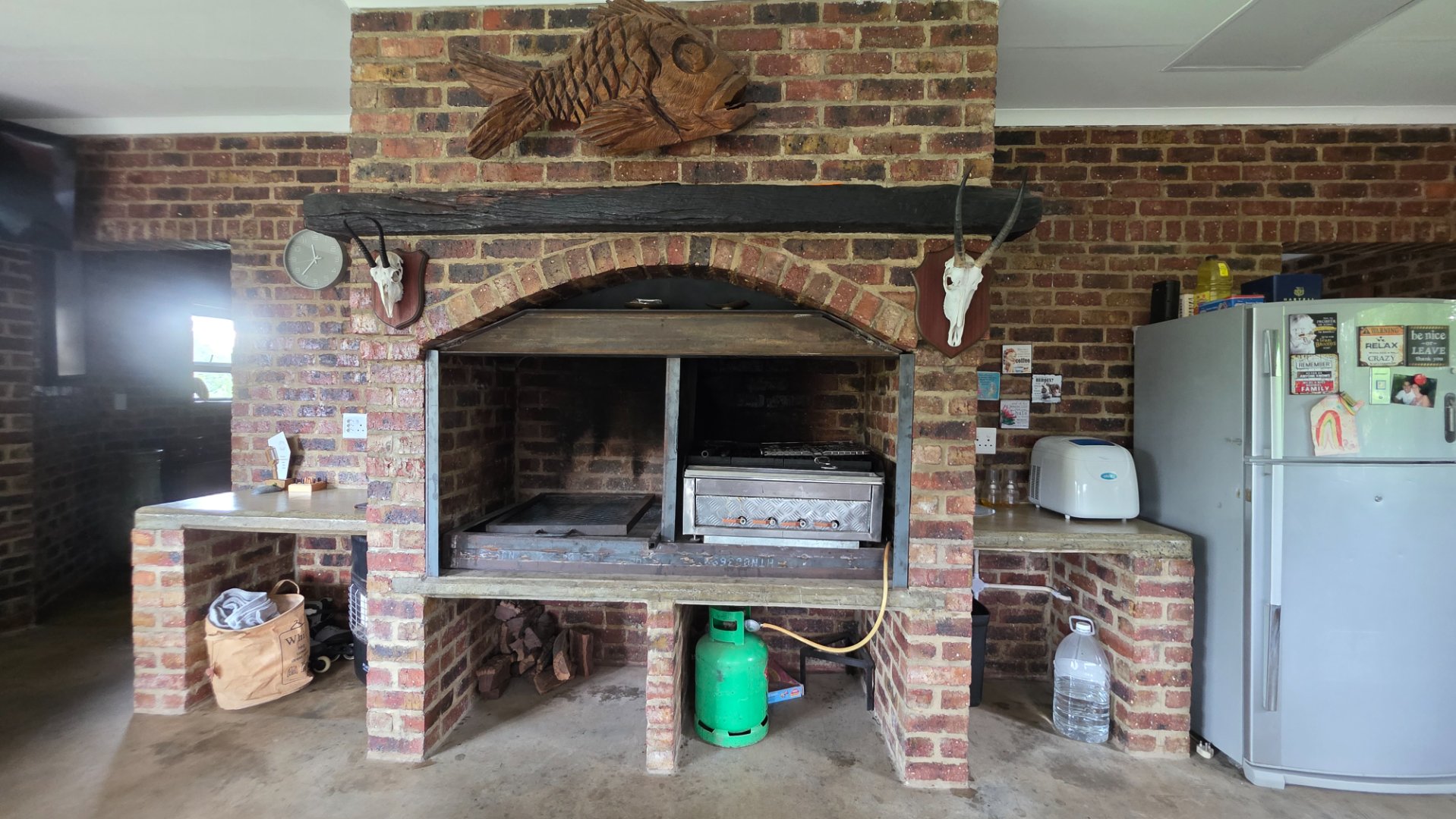 BUILD IN BRAAI IN UPPER LEVEL 