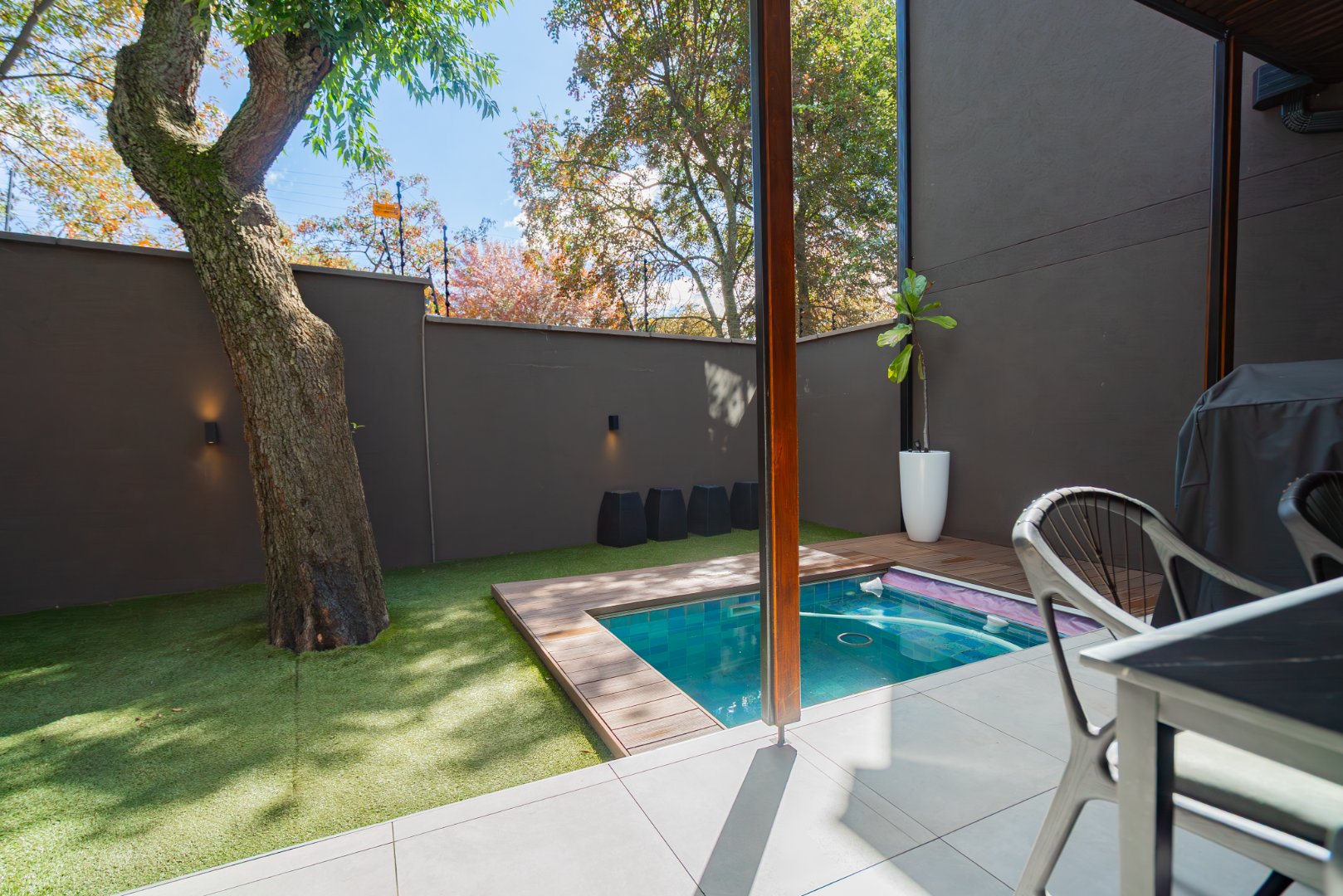 Ultra-Luxury 3 Bed Duplex Villa in Hyde Park | Pool, Staff Suite & Backup Power
