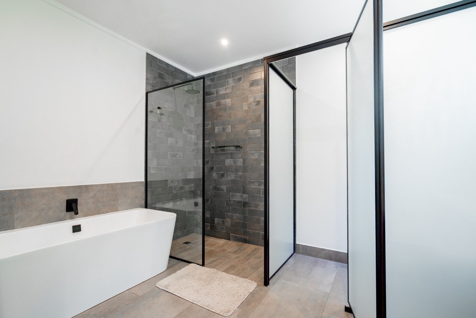 Modern 3 Bed Hyde Park Townhouse with Solar, PJ Lounge & Double Garage