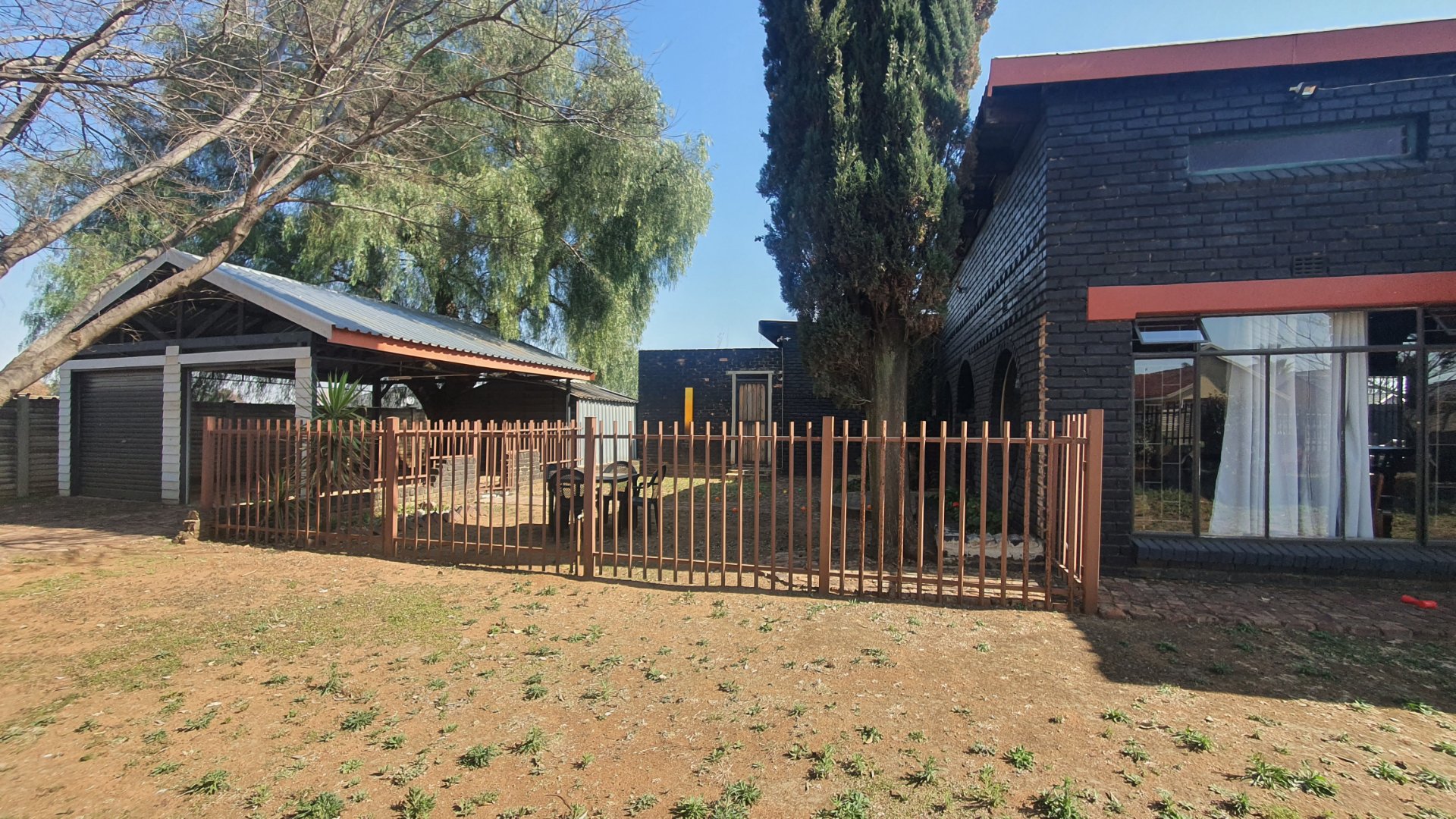 ENTRANCE OF SECOND DWELLING WITH DOUBLE GARAGES AND CARPORT